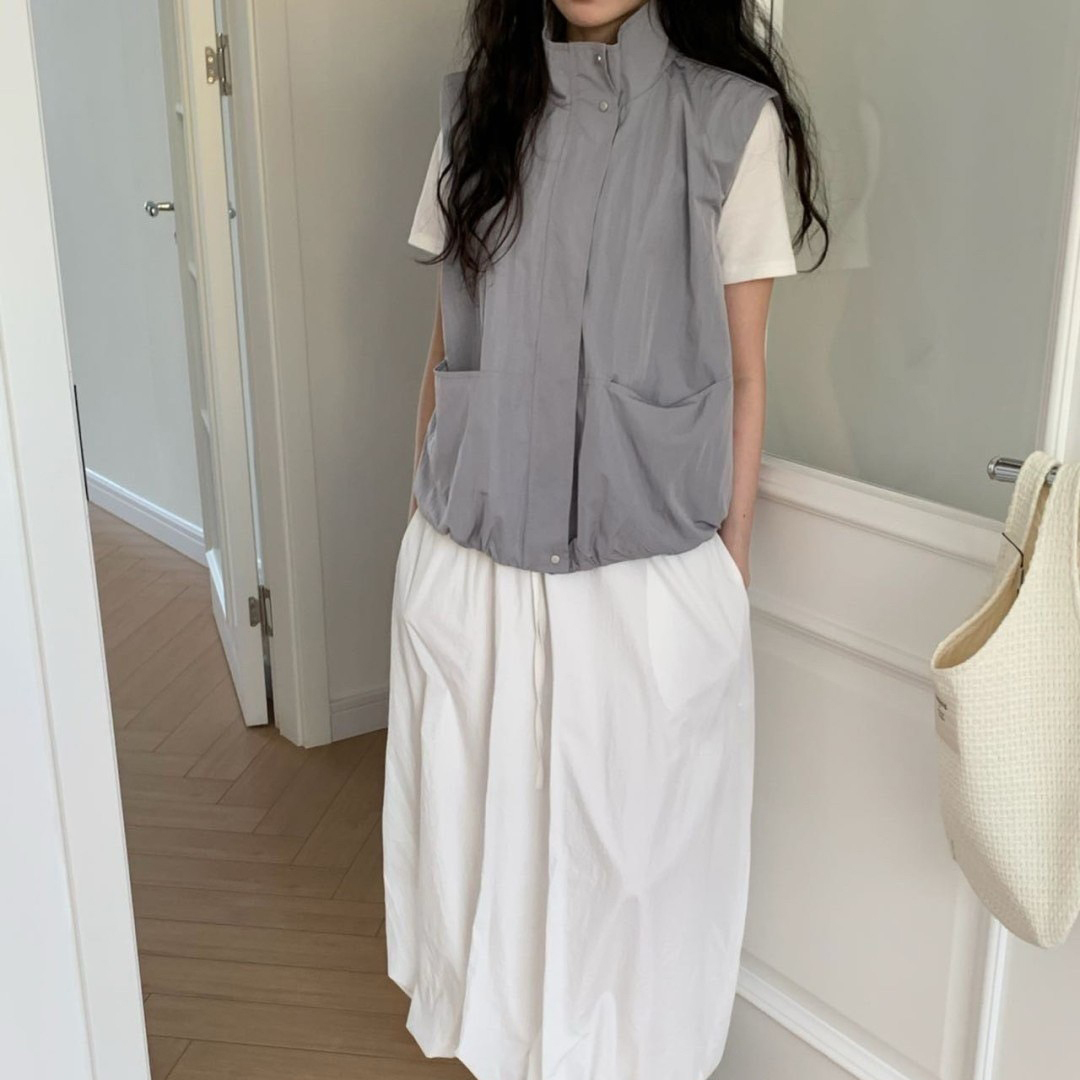 模特穿著#508 率性休閒立領背心灰色穿搭照