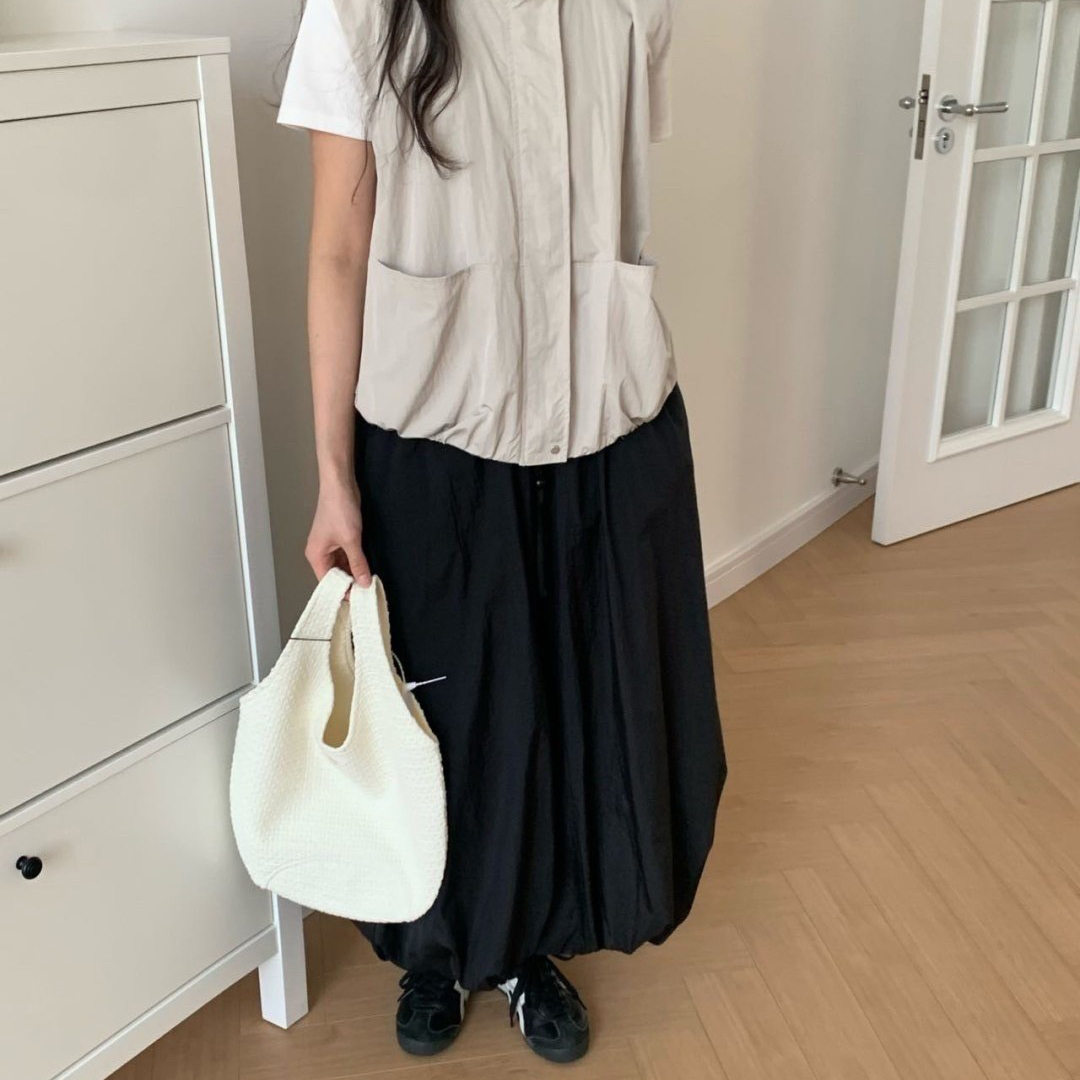 模特穿著#520 復古花苞燈籠長裙黑色半身照