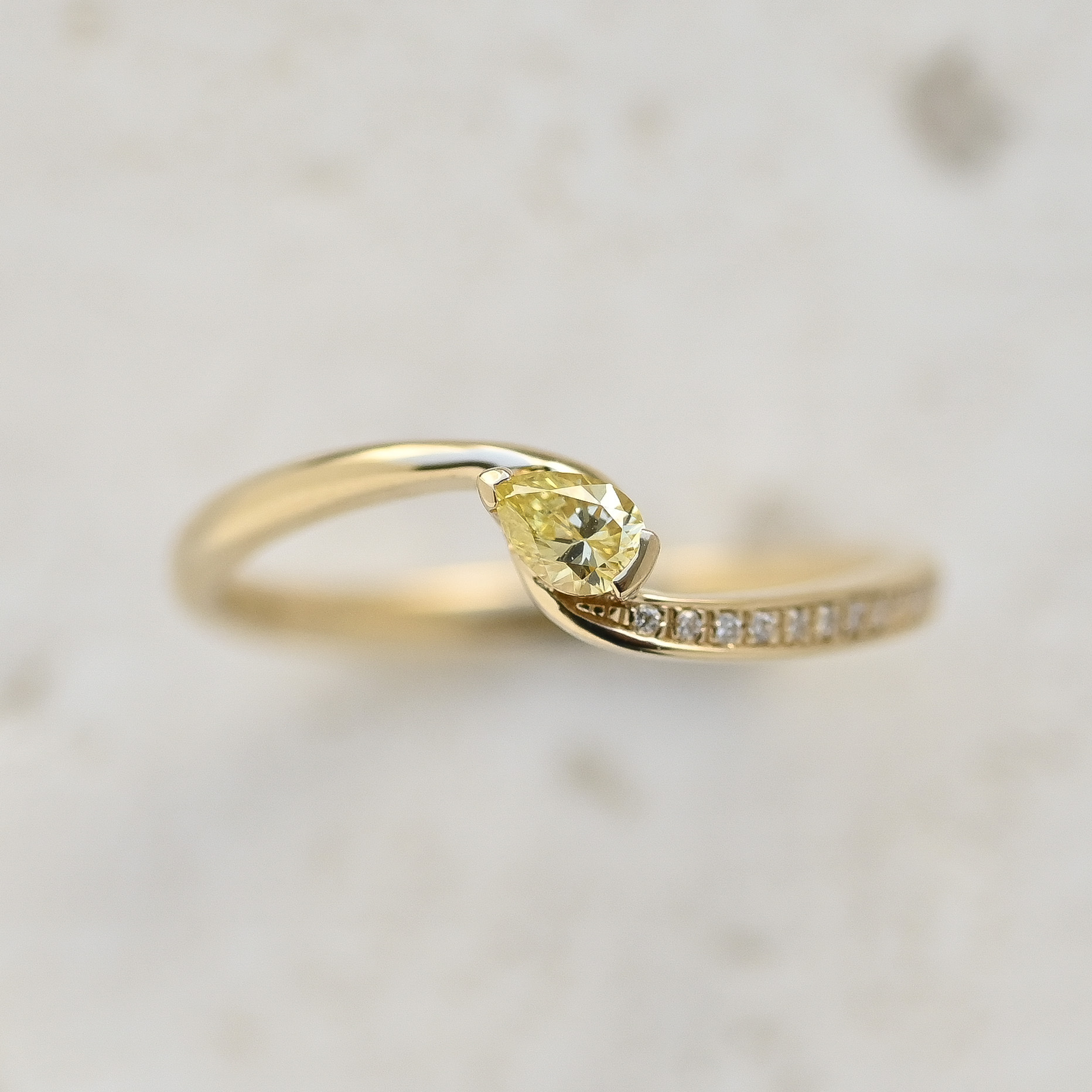 18K Pear shape Yellow and white Diamond Ring