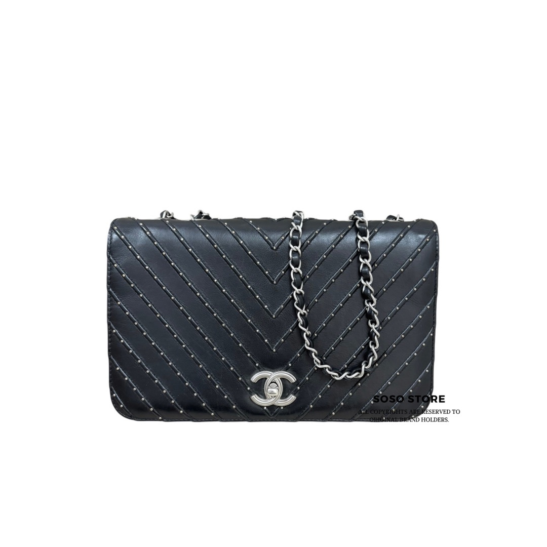 Chanel Chain Shoulder Bag - Black / Shw