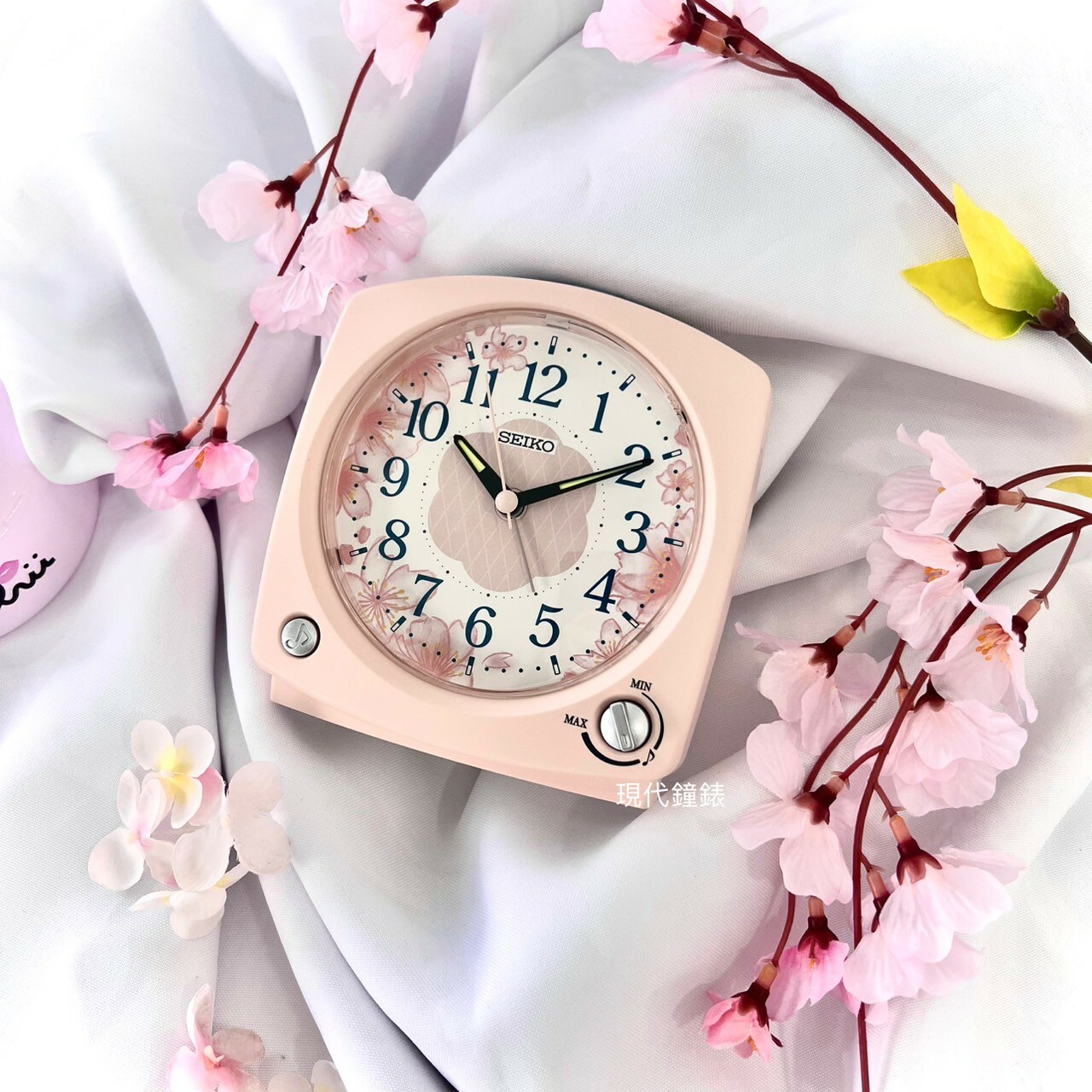【SEIKO 精工】花藝美學滑動式靜音秒針大數字3種鈴聲鬧鐘 QHP012P 13X12X7cm 現代鐘錶