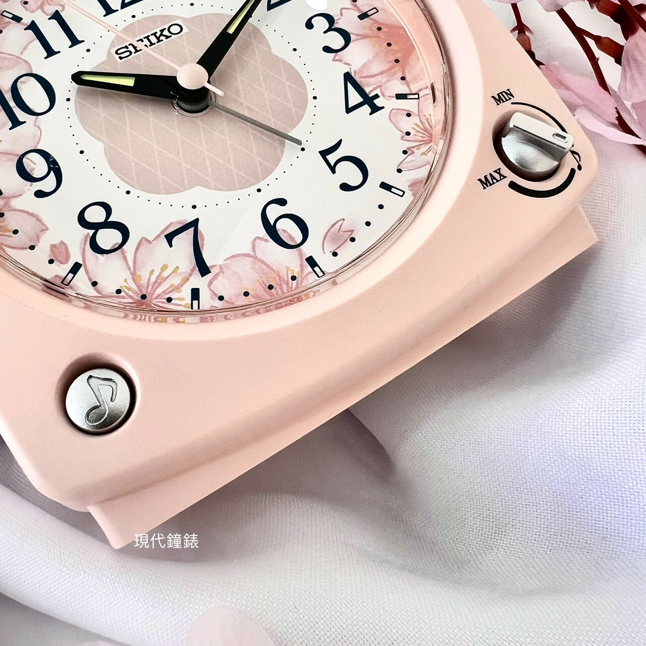 【SEIKO 精工】花藝美學滑動式靜音秒針大數字3種鈴聲鬧鐘 QHP012P 13X12X7cm 現代鐘錶