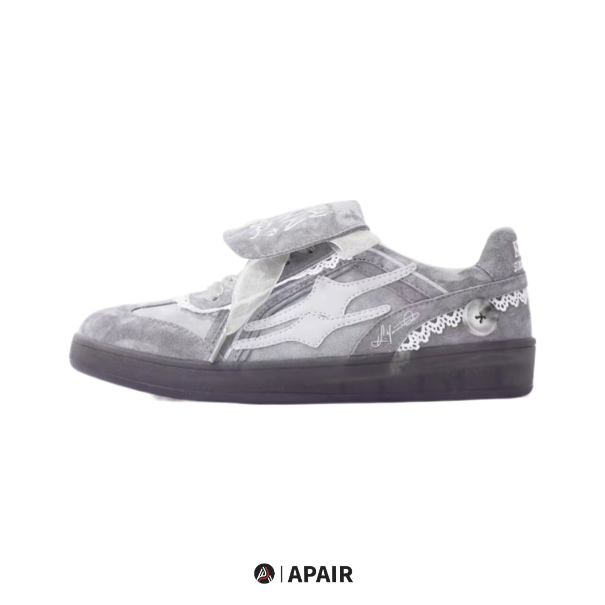 【APAIR】預購 Killwinner 灰蕾絲 德訓鞋 灰白 芭蕾風  張員瑛同款 KWDX240403