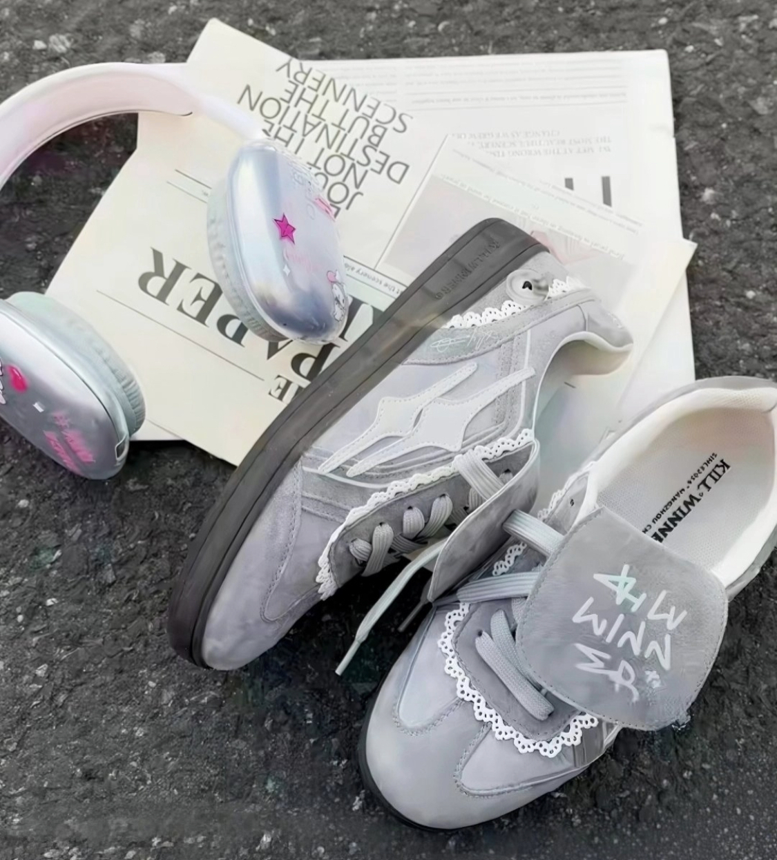 【APAIR】預購 Killwinner 灰蕾絲 德訓鞋 灰白 芭蕾風  張員瑛同款 KWDX240403