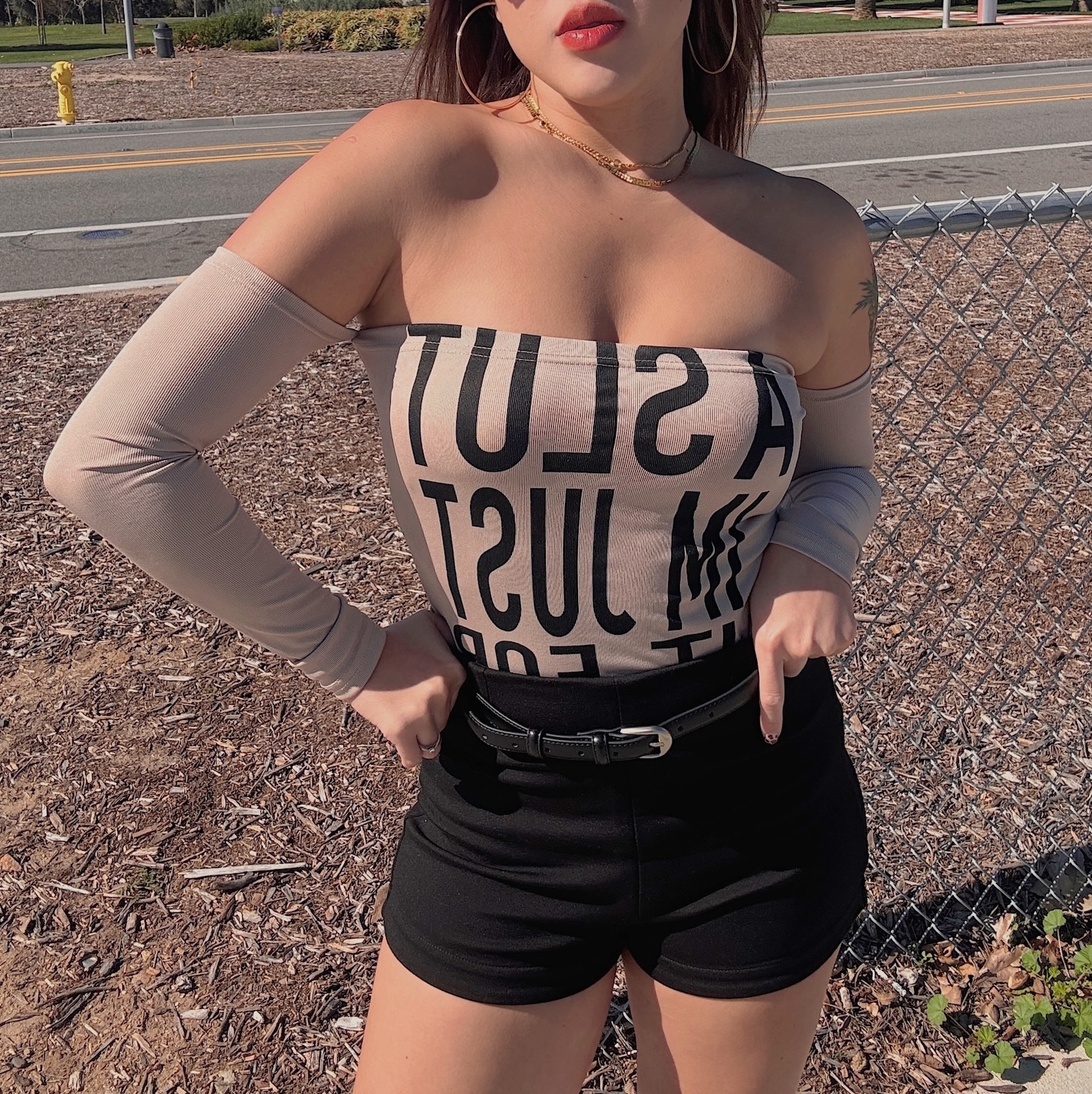 裸感奶霜🍦一字領標語上衣