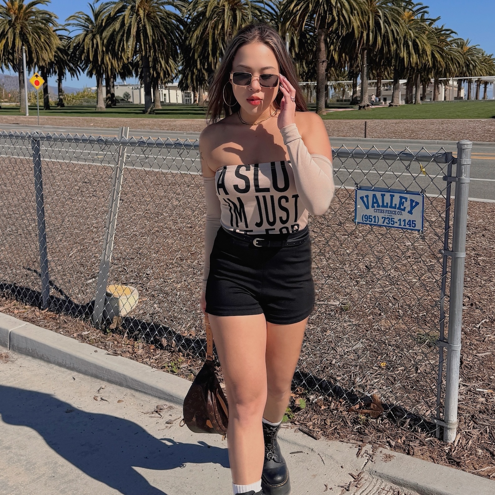 裸感奶霜🍦一字領標語上衣