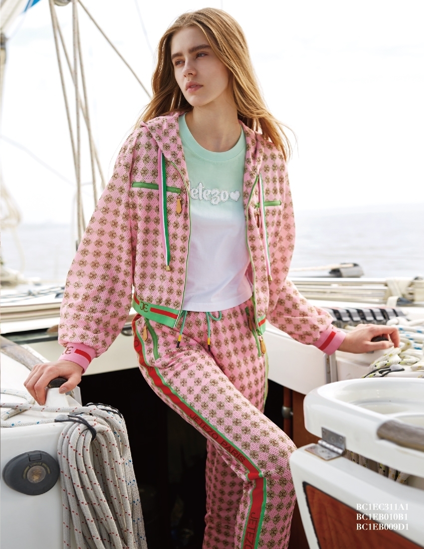 BC1EB009D1 沙灘派對logo老花滿版印花短版連帽外套