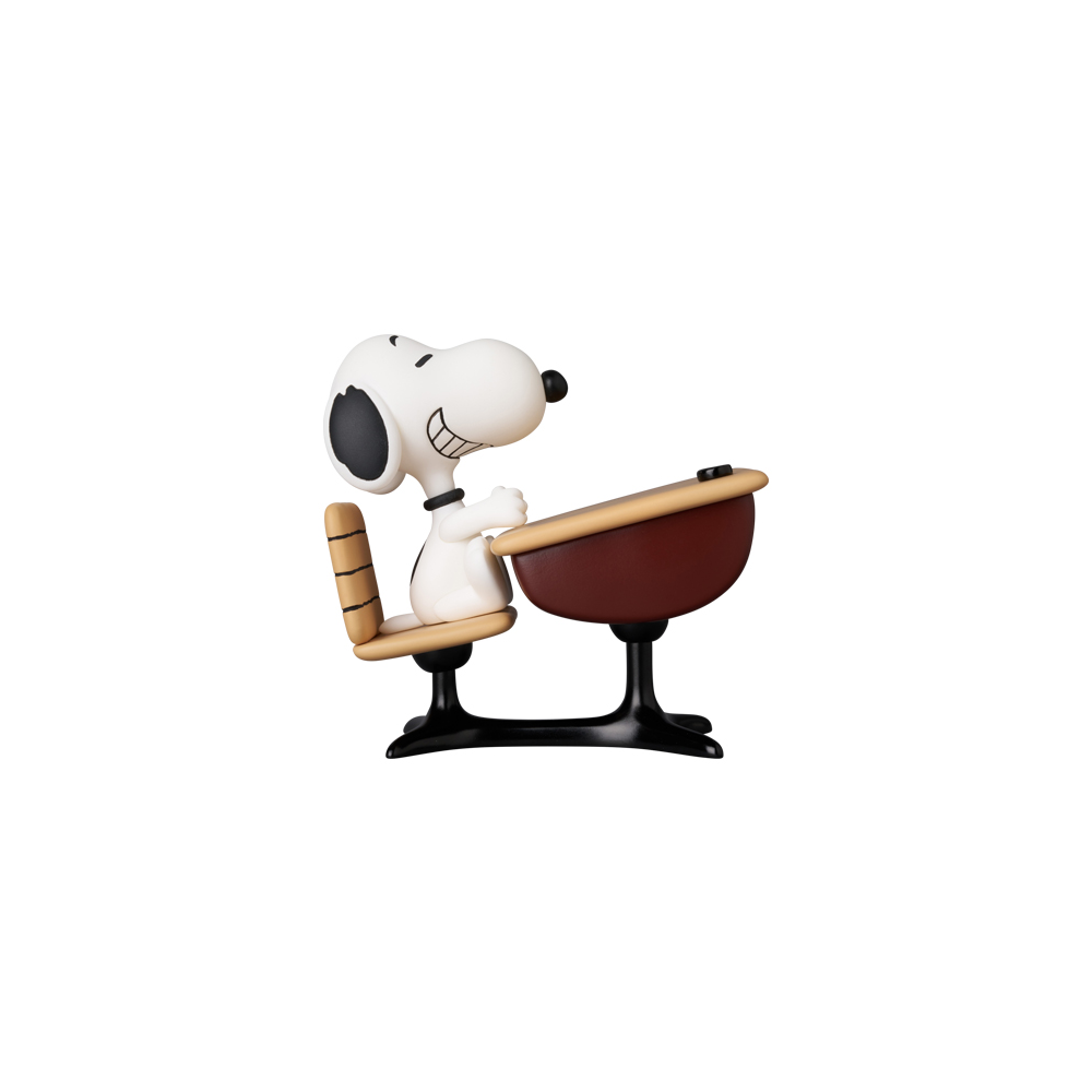 UDF PEANUTS SERIES 18: Snoopy with desk