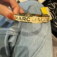 [S] MARC JACOBS CREAM/GOLD J105MT7PF22-108 THE MEDALLION LARGE BANGLE, 191267996257 (SMJ466)
