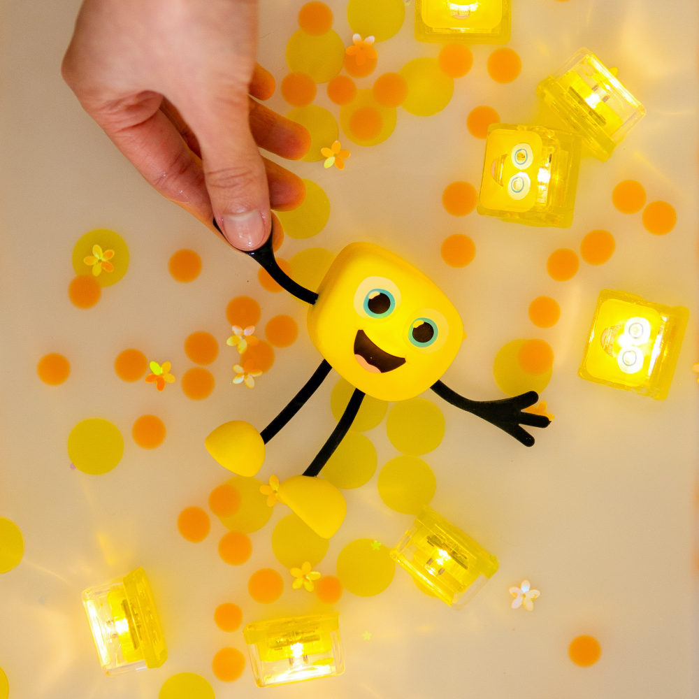 【Glo Pals】Jumping Yellow Glo Pal Friend – with 2 Light-Up Cubes Included