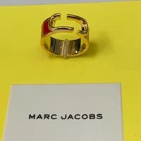 [S] MARC JACOBS TRUE RED MULTI/GOLD LOGO SHAPE RING, J401MT2RE22-949 (SMJ470)