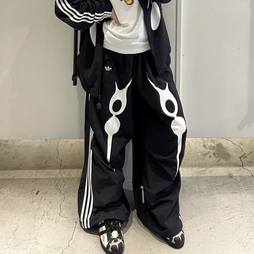 Adidas Originals x OFFGOD 聯名廓型褲