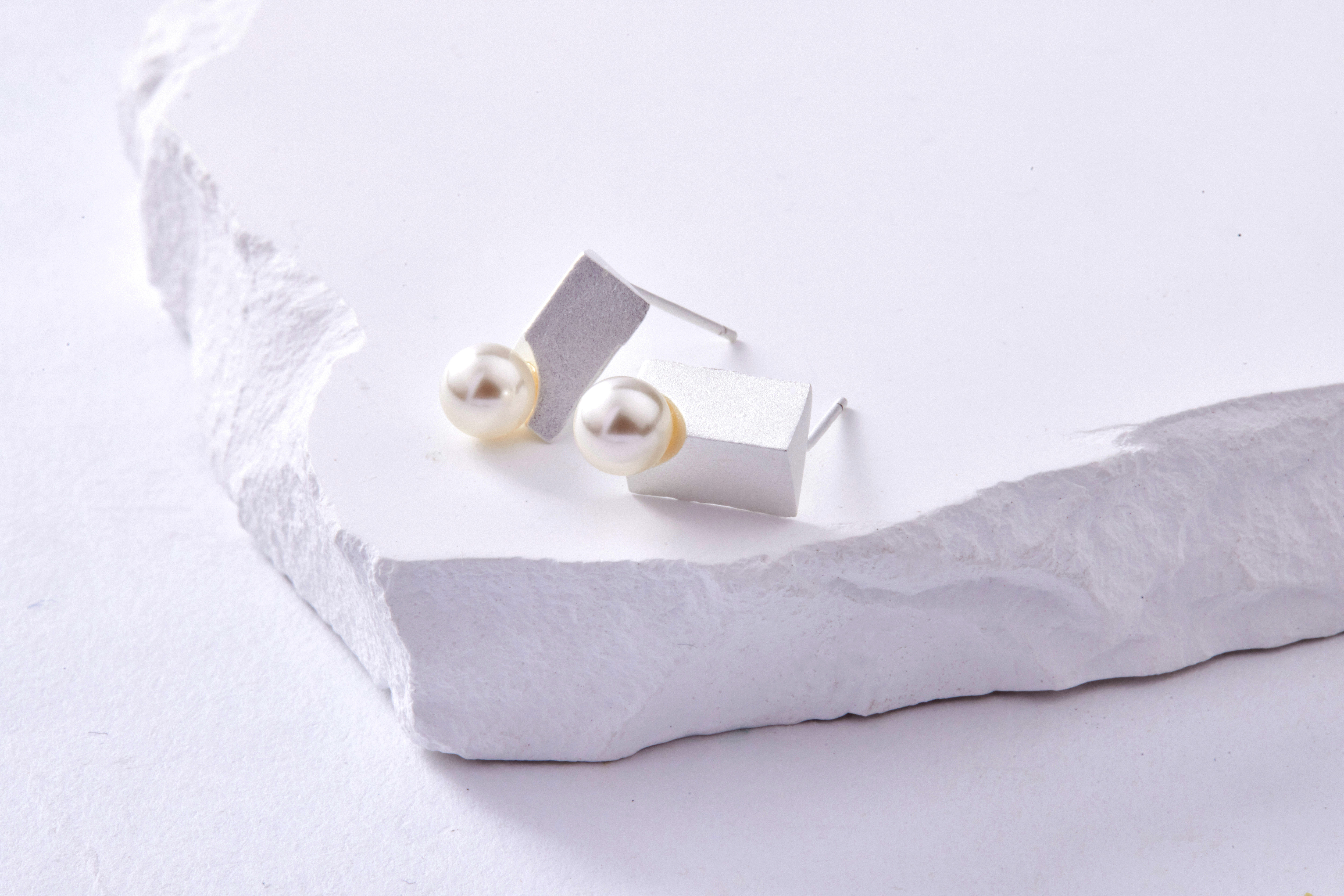 E2004 | 純銀幾何淡水珍珠耳環