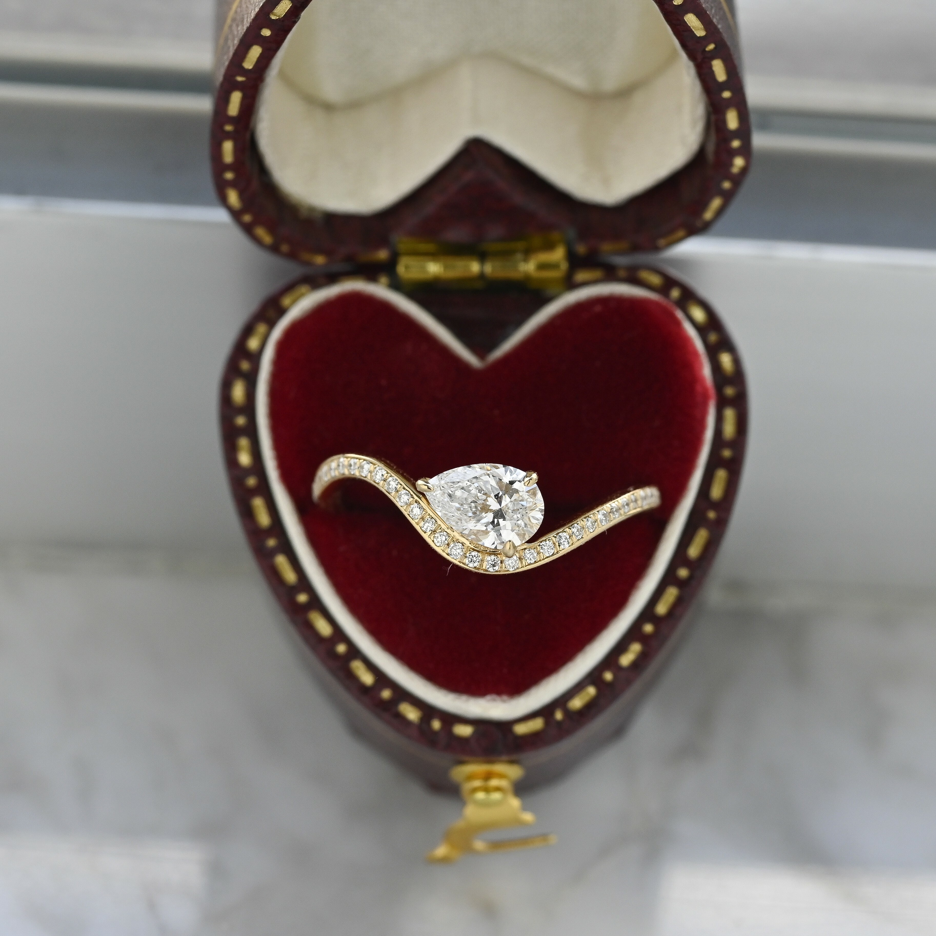 18K 0.50ct Pear shape Diamond Ring