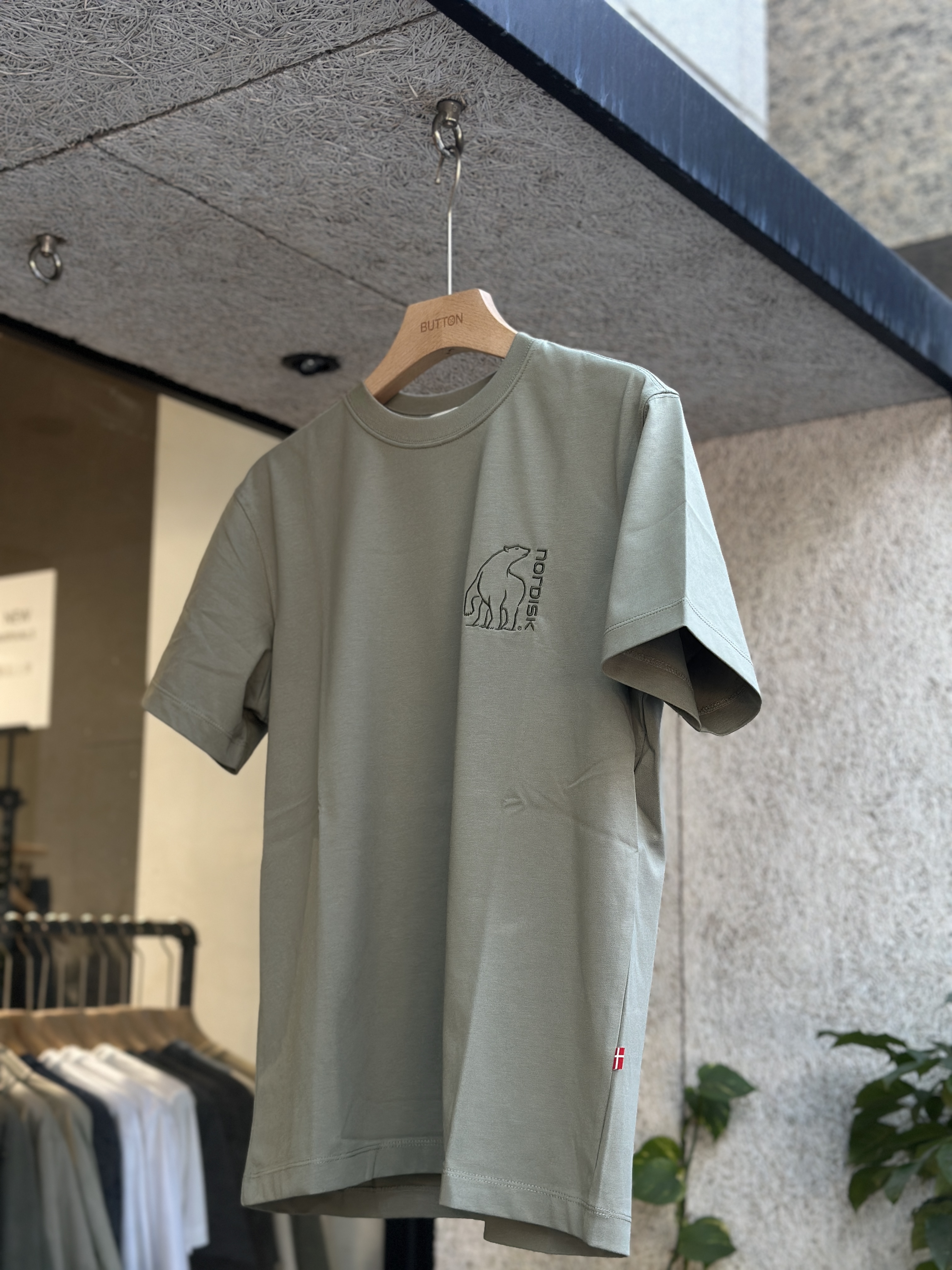 【現貨】Nordisk 胸前 刺繡 大白熊 短tee OUM24223