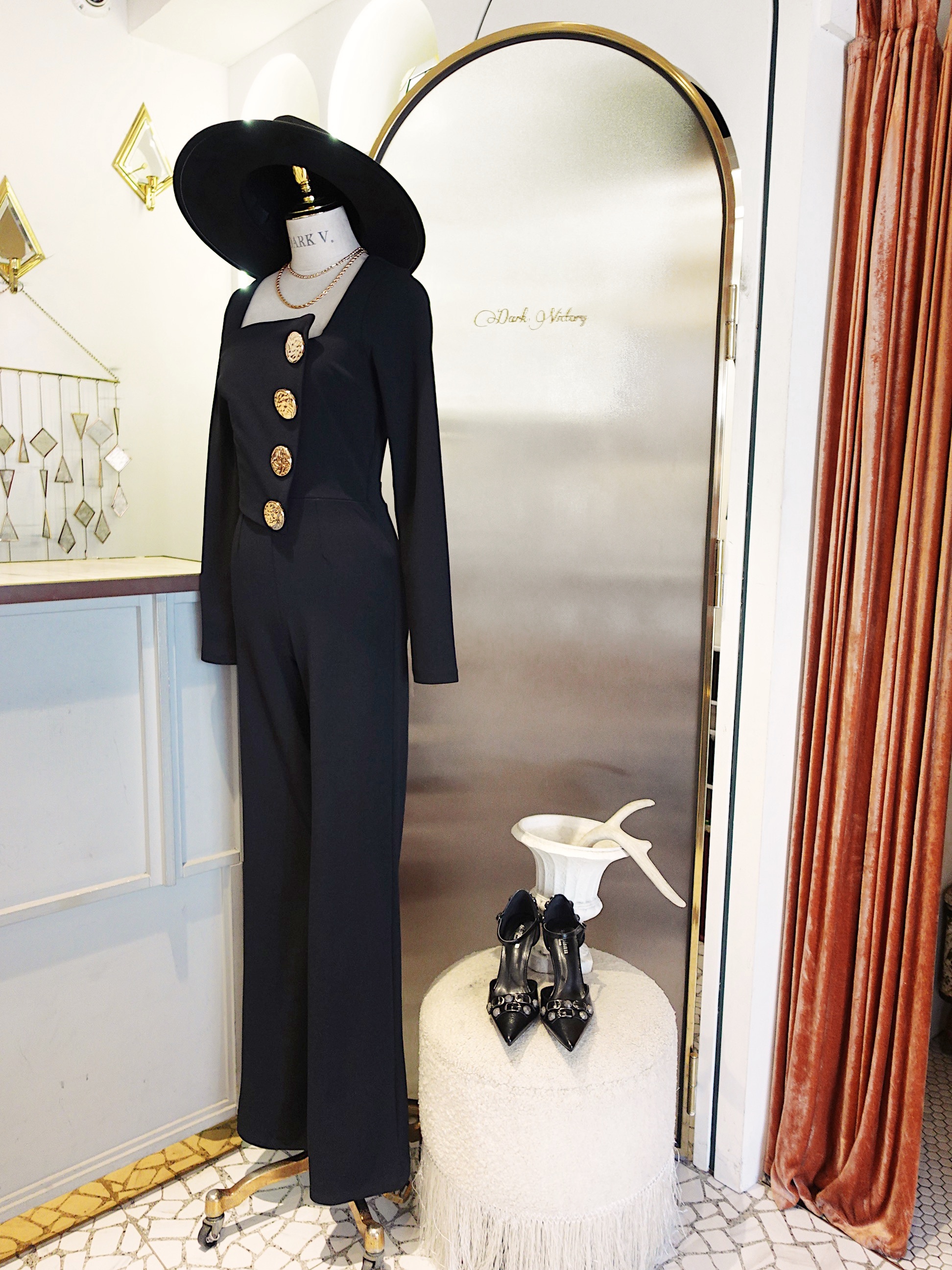 Black Ave.黑色金釦斜邊連身長寬褲