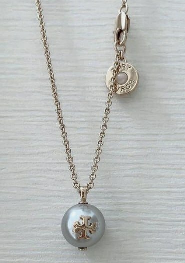 [S] TORY BURCH SILVER/TORY GOLD PEARL WITH LOGO NECKLACE, 143338 (STB705)