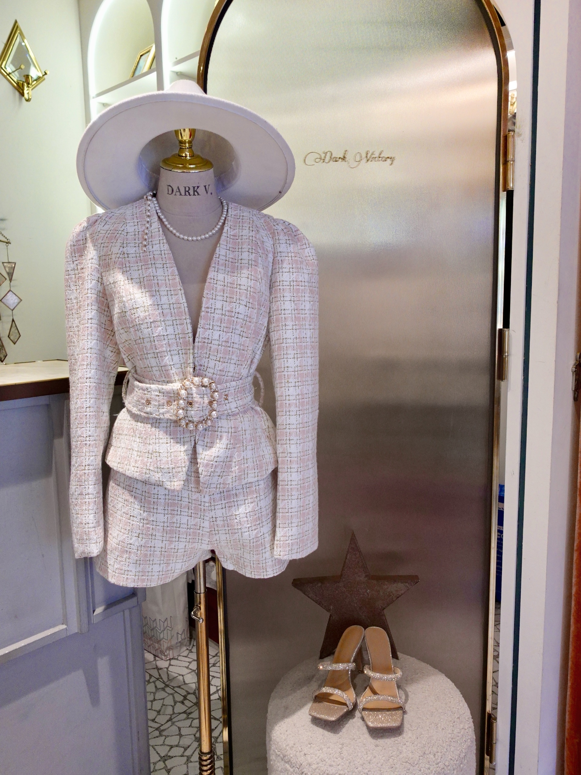 Fall In Love 白色深V領珍珠腰帶毛呢上衣+ 高腰短褲套裝