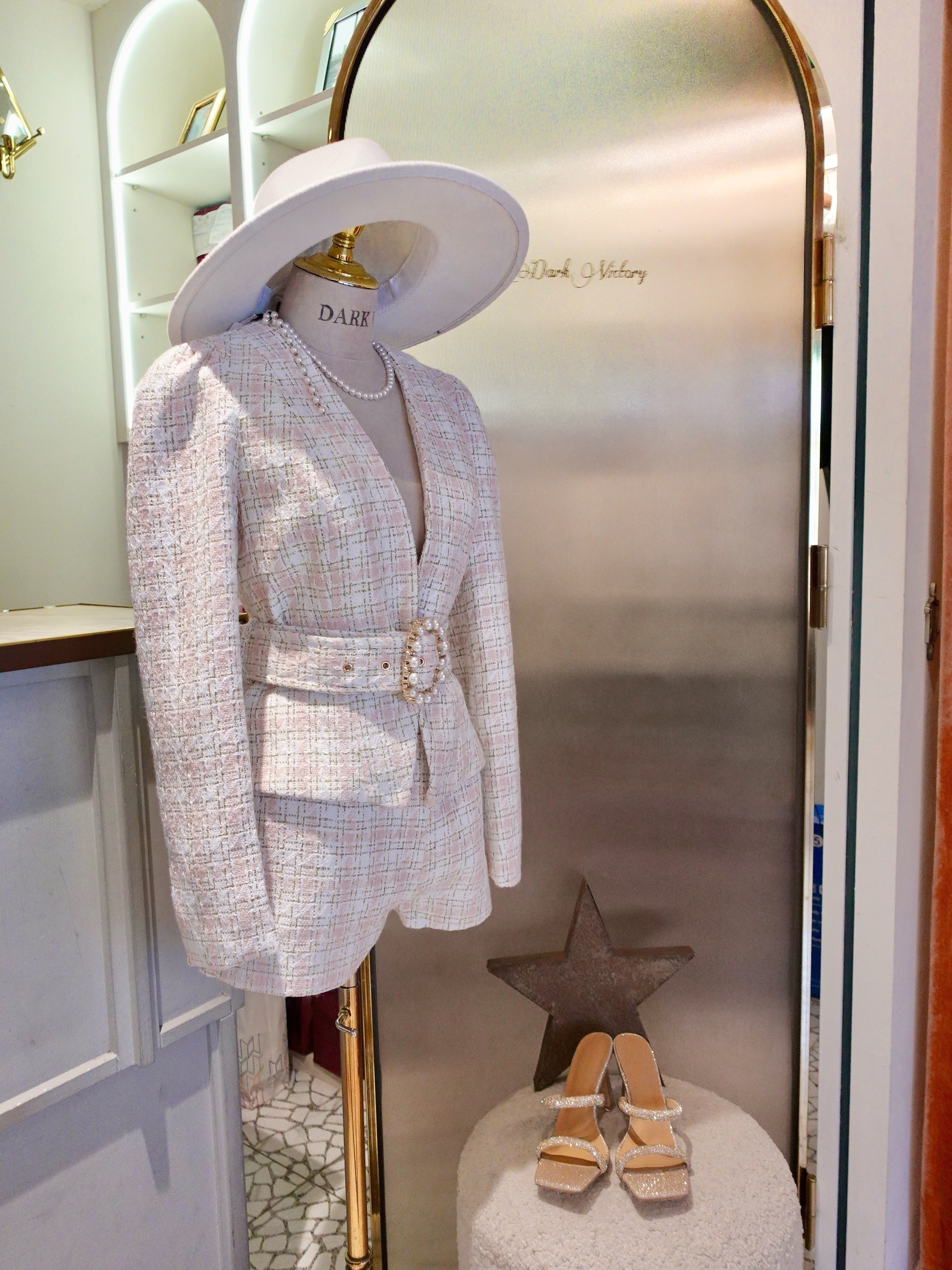 Fall In Love 白色深V領珍珠腰帶毛呢上衣+ 高腰短褲套裝