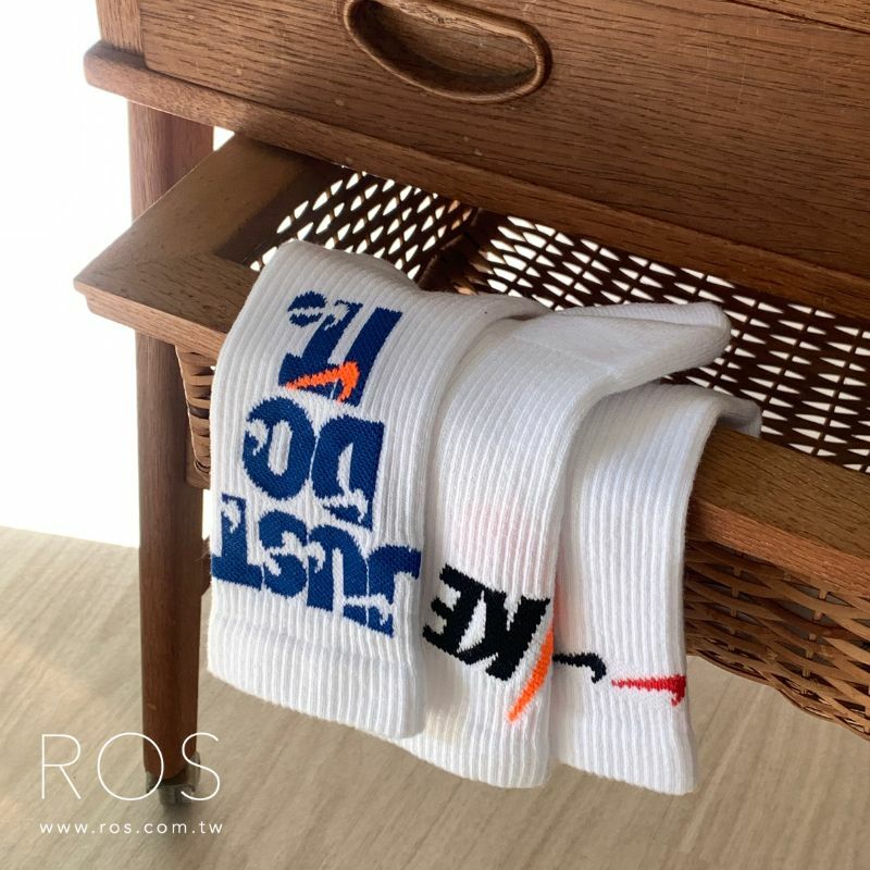 NIKE Everyday Plus 勾勾中筒襪