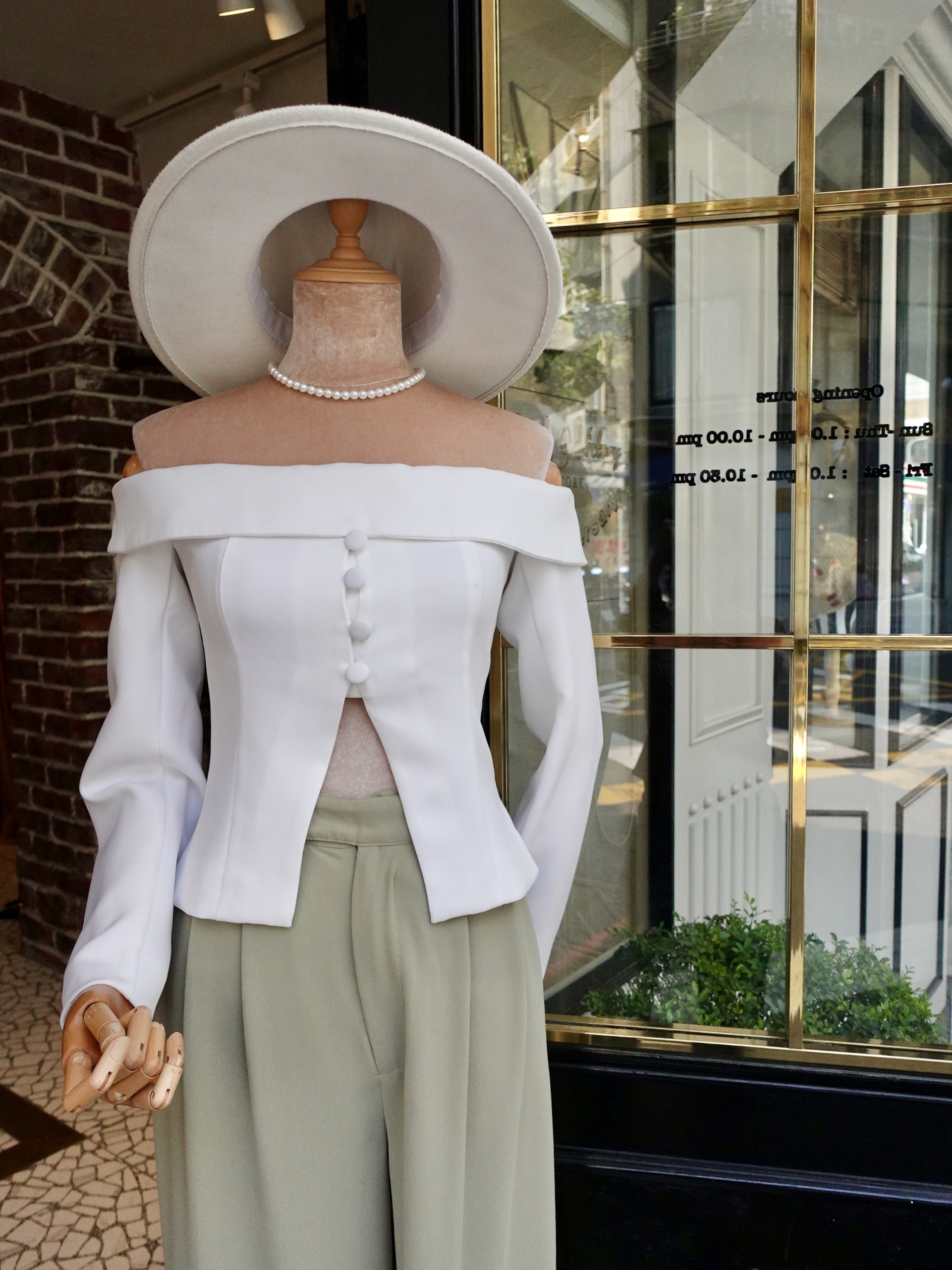 Love Deeply白色翻領露肩鈕釦上衣