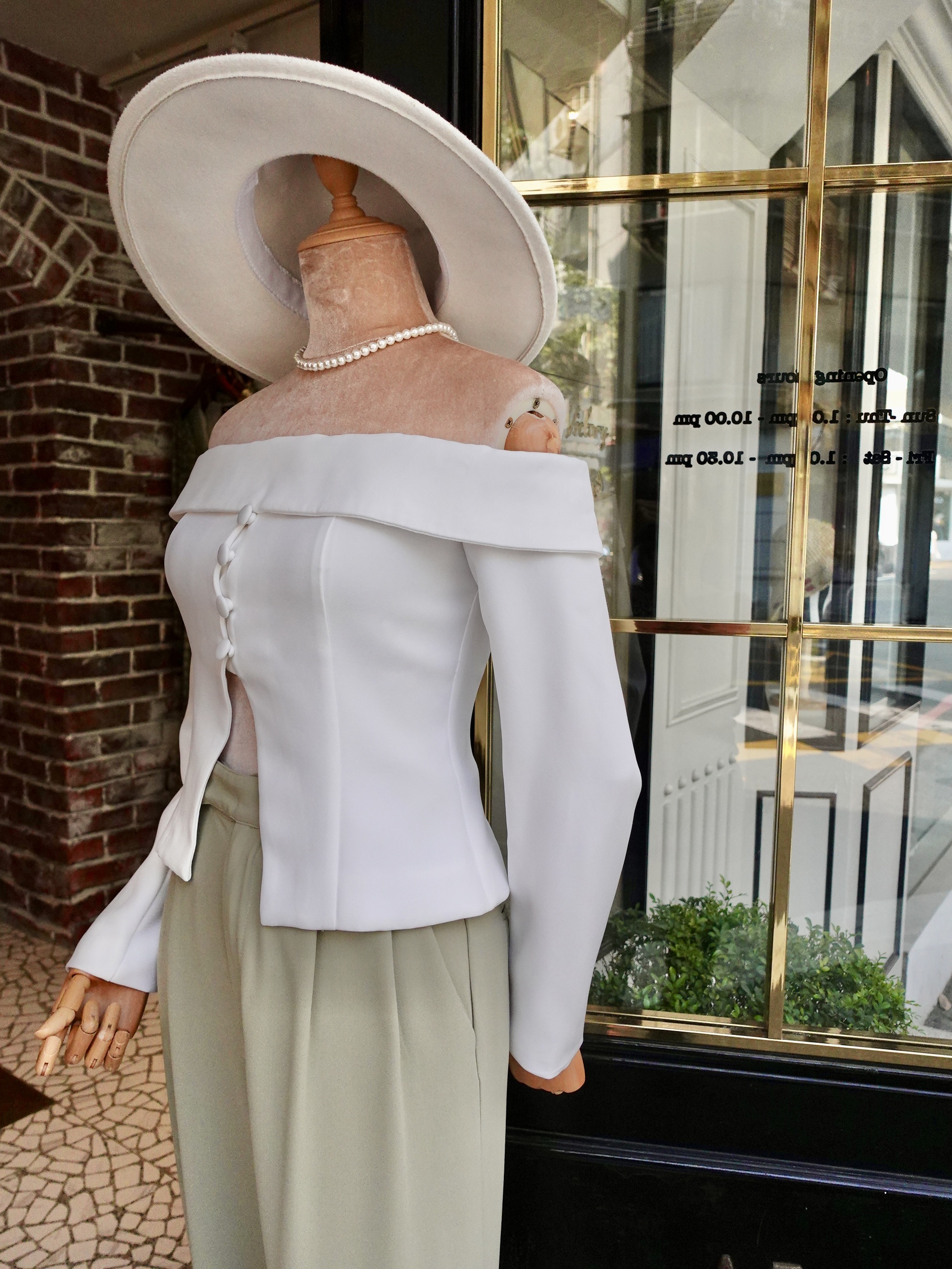 Love Deeply白色翻領露肩鈕釦上衣