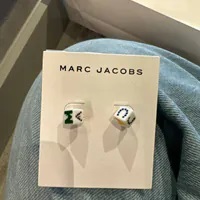 [S] MARC JACOBS WHITE MULTI 4S5JER00IJ19-101 CUBE LOGO LETTERING EARRINGS, 196611286459 (SMJ477)