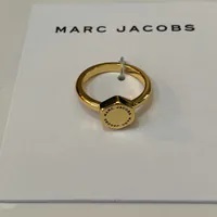 [S] MARC JACOBS LIGHT ANTIQUE GOLD OCTAGON SHAPE LOGO LETTERING RING, 4S4JRN001J04-970 (SMJ478)