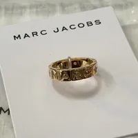 [S] MARC JACOBS GOLD LOGO LETTERING BLING BLING ENGRAVED RING, 4S5JRN001J16-710 (SMJ483)
