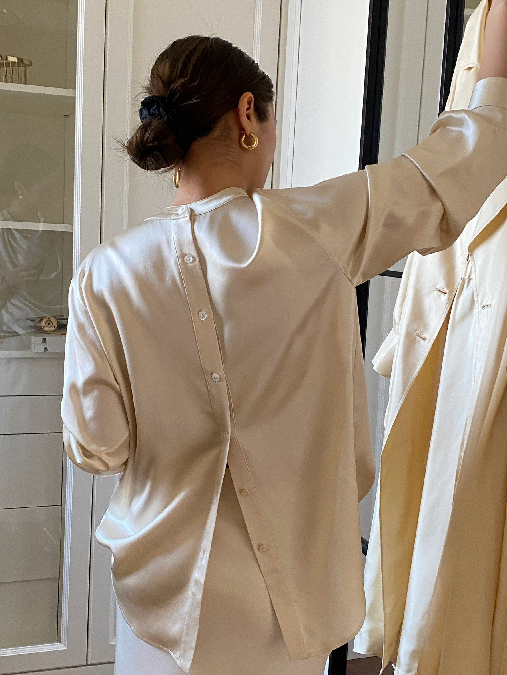 奶油白垂墜感後排釦造型真絲上衣S-M (Elegant & Love)