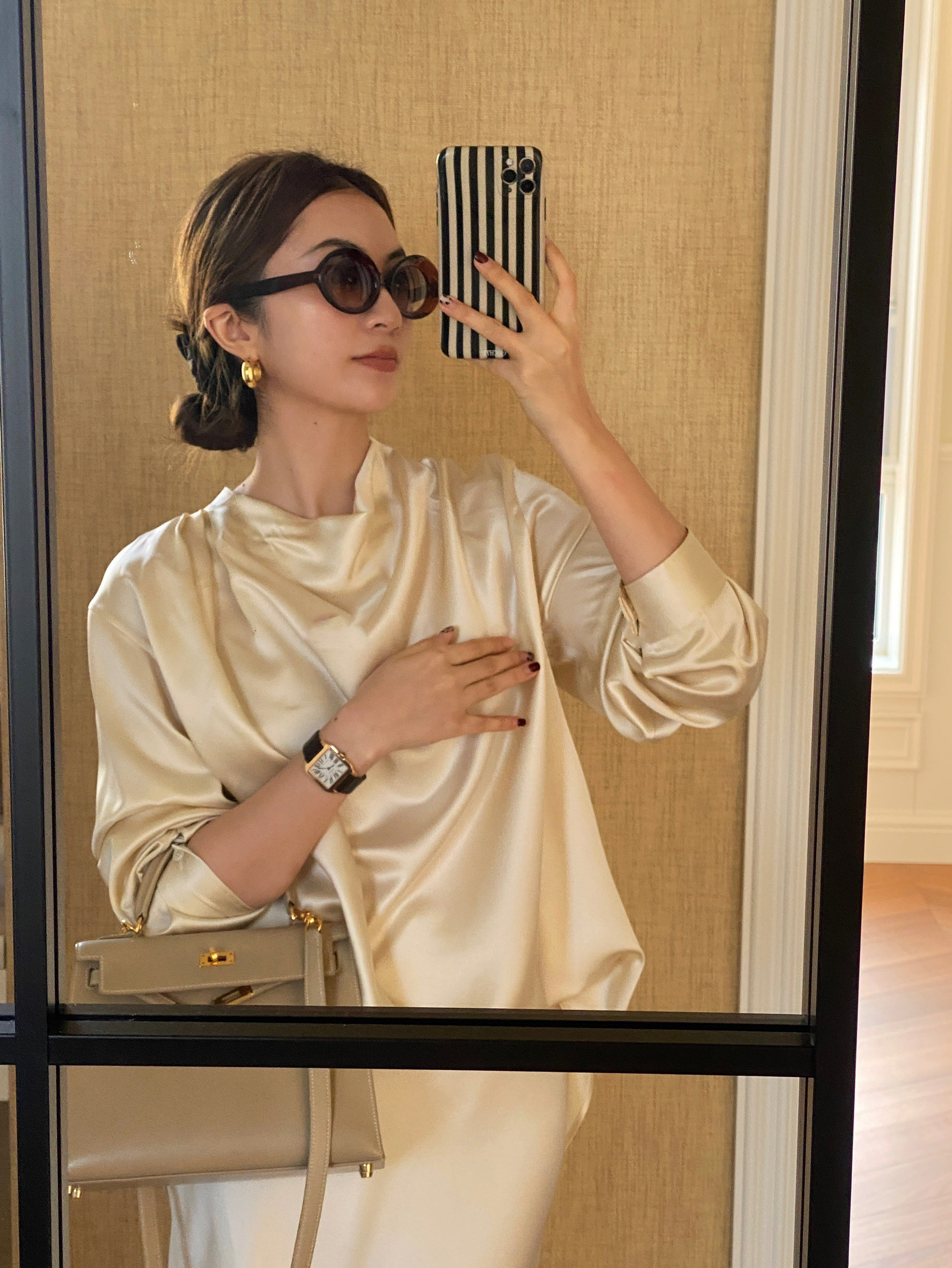 奶油白垂墜感後排釦造型真絲上衣S-M (Elegant & Love)