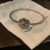 [S] MARC JACOBS SILVER LOGO BANGLE, 4F4JBR001J16 (SMJ487)