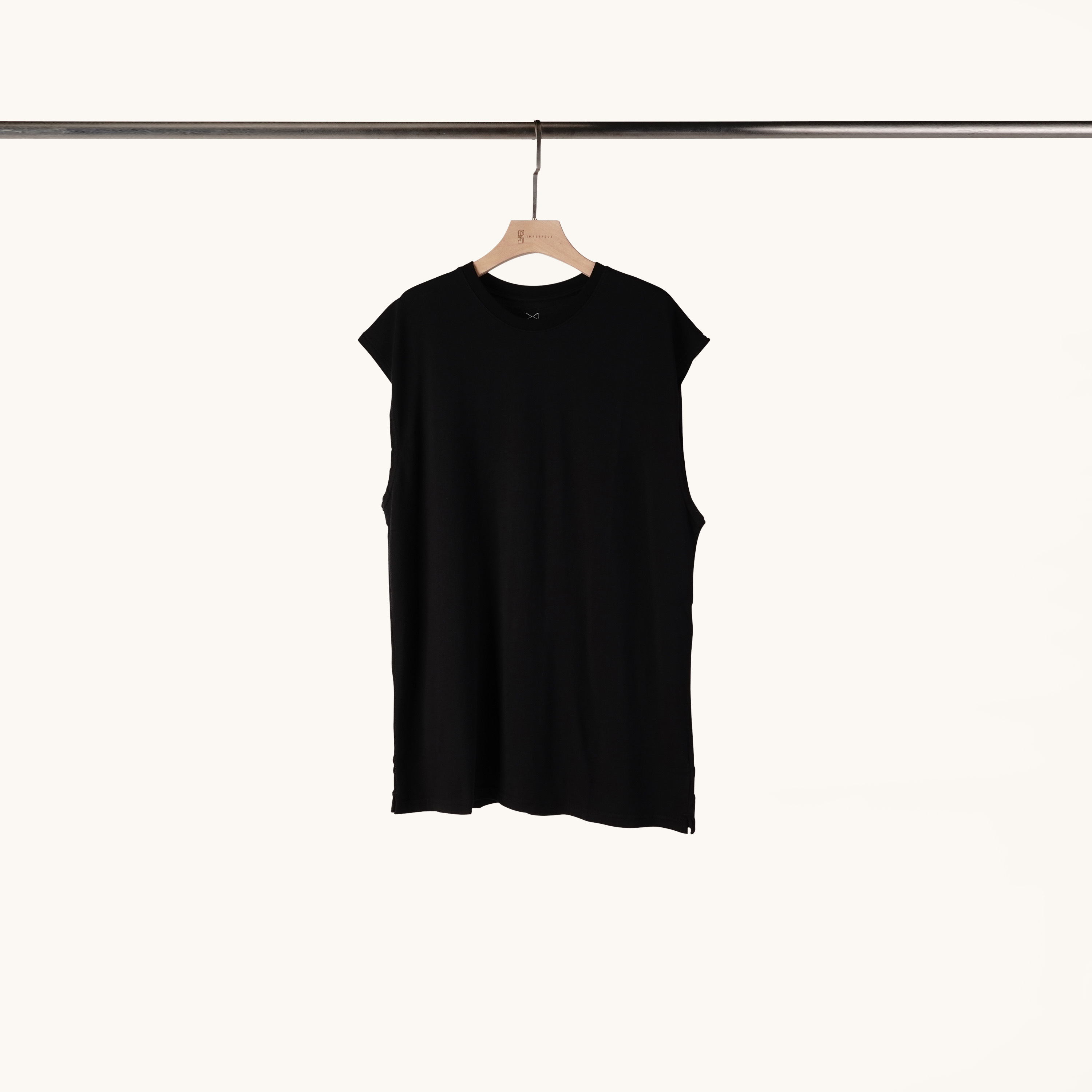 小開岔無袖背心 | 就是黑