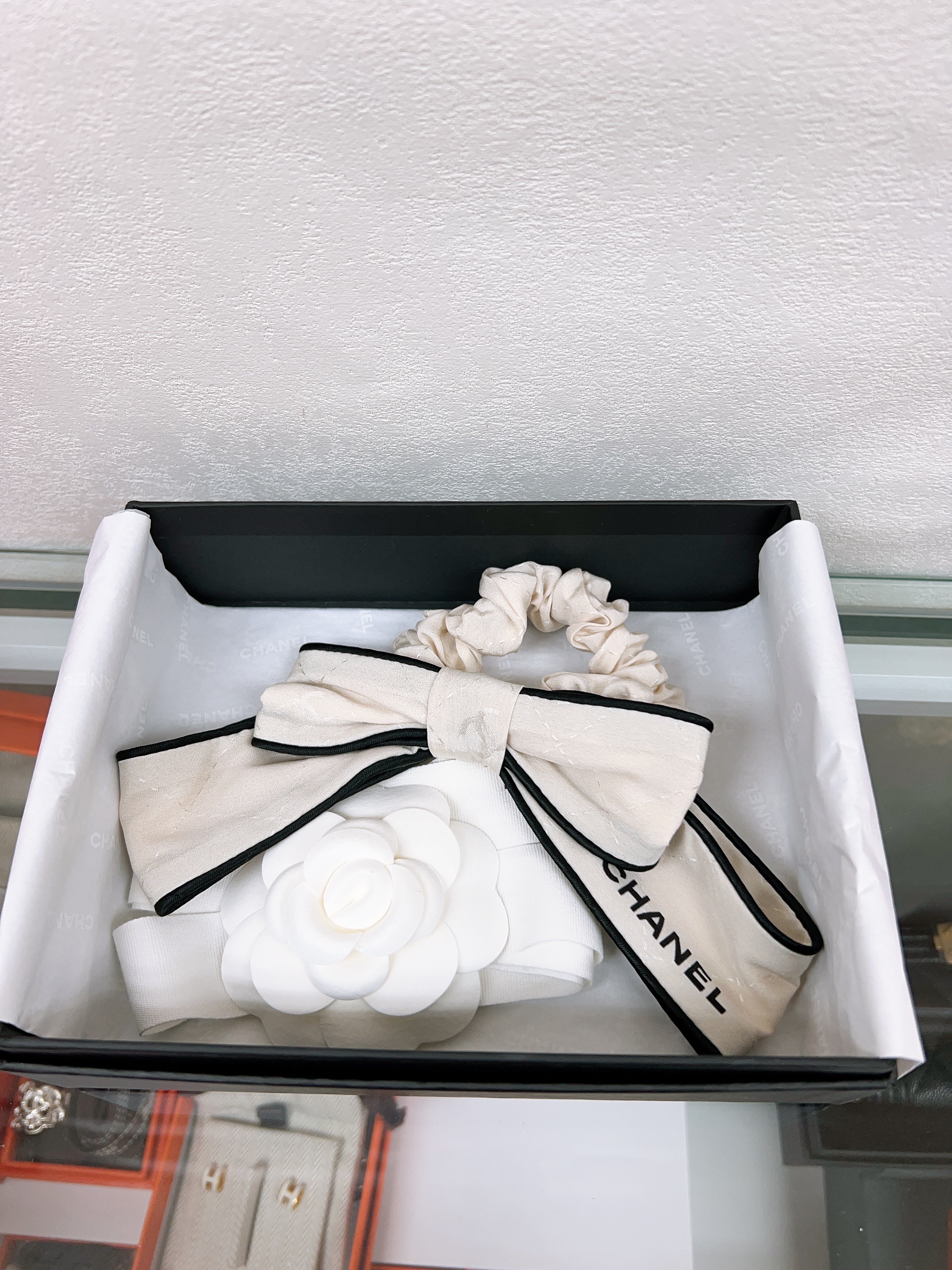 *Unused* Chanel headband white 髮圈
