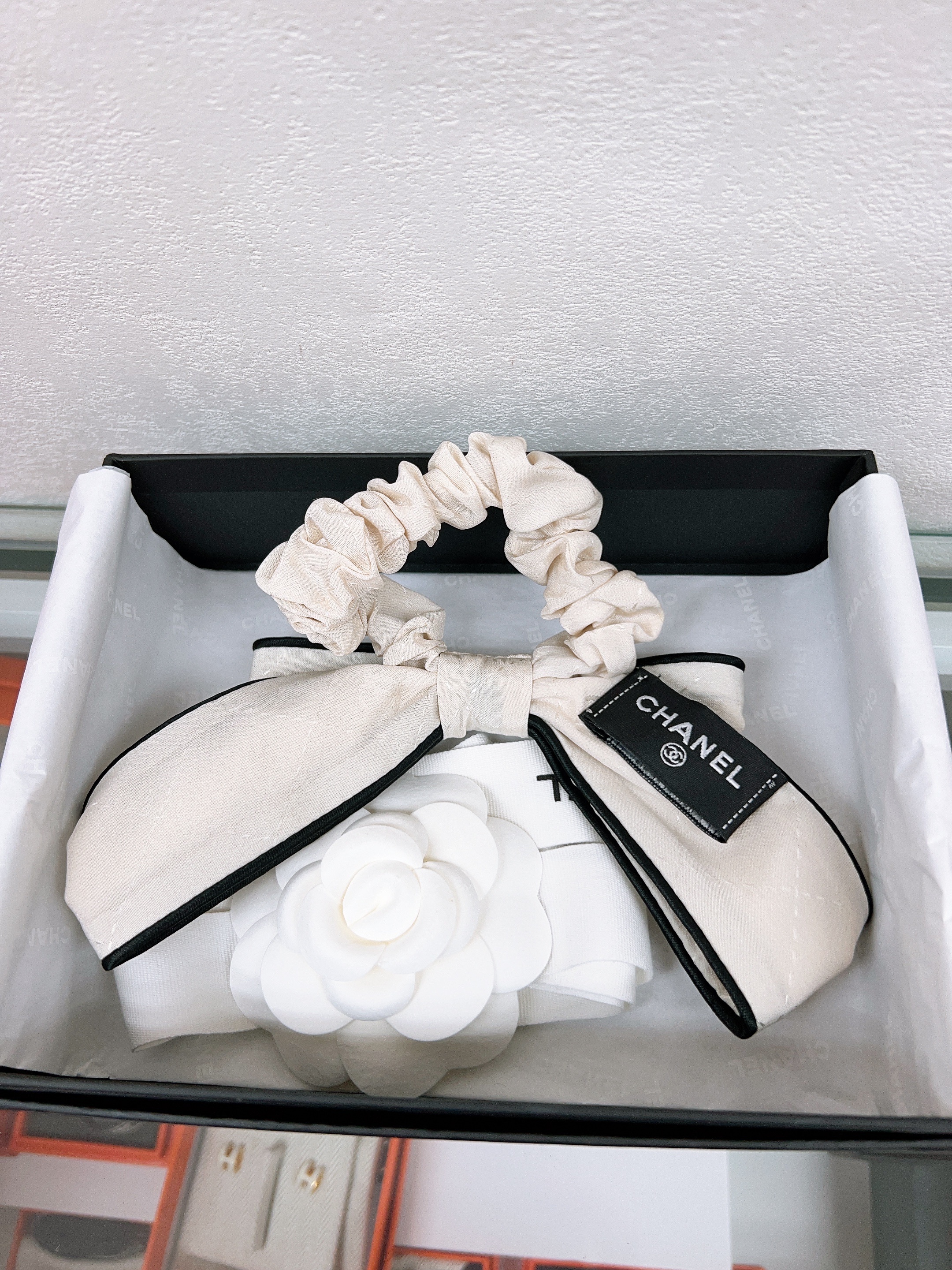*Unused* Chanel headband white 髮圈