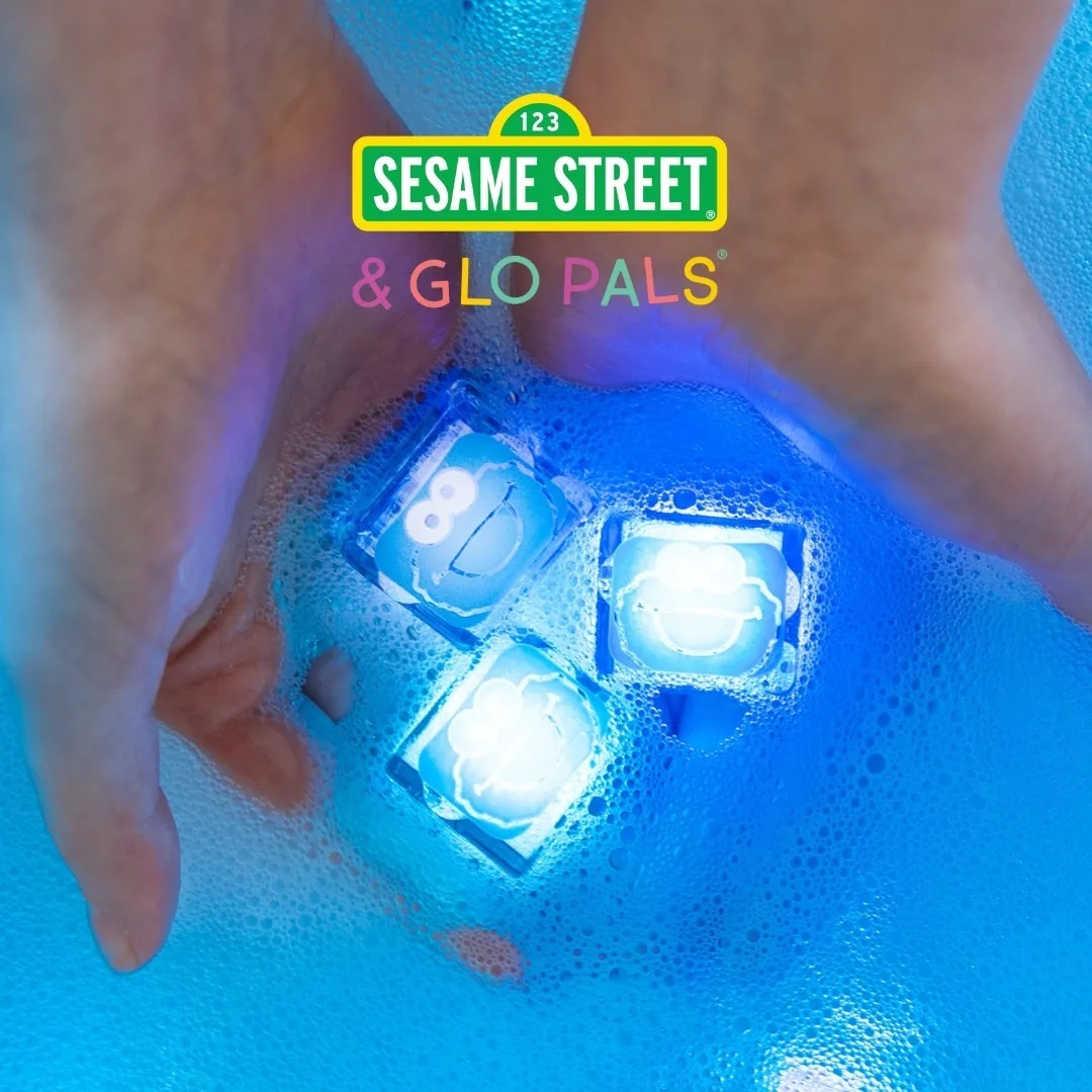 【Glo Pals】Bath Toy | Sesame Street Cookie Monster | Light-Up Cubes (Set of 4)