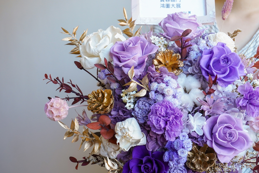 紫色薰衣草永生花開幕盆花,升遷送花,大理石紫色永生花開幕盆栽,永生花盆栽,代客送花服務,紫色盆花特寫,紫色玫瑰