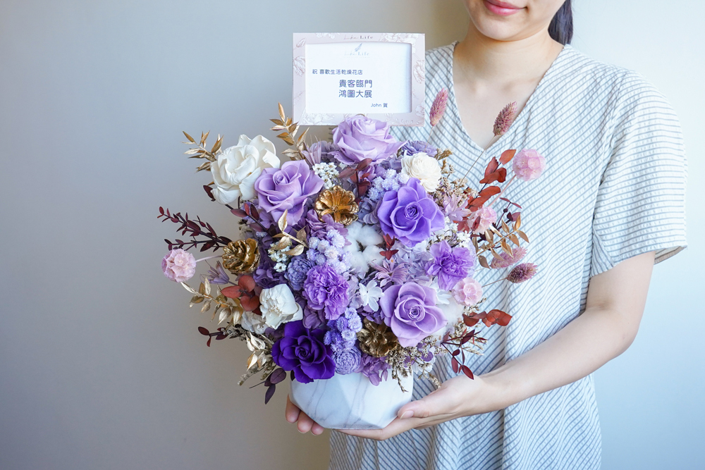 薰衣草紫色歷來被視為貴族和皇室的顏色，因此，紫色的花朵常象徵著高貴、尊榮和奢華