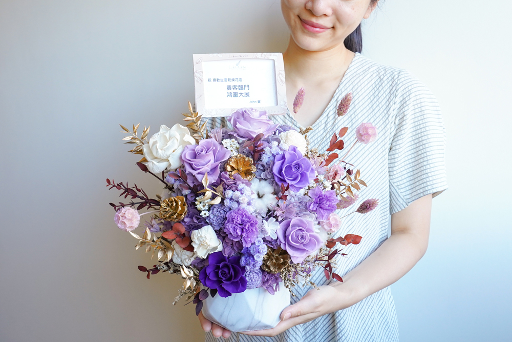 紫色歷來被視為貴族和皇室的顏色，因此，紫色的花朵常象徵著高貴、尊榮和奢華