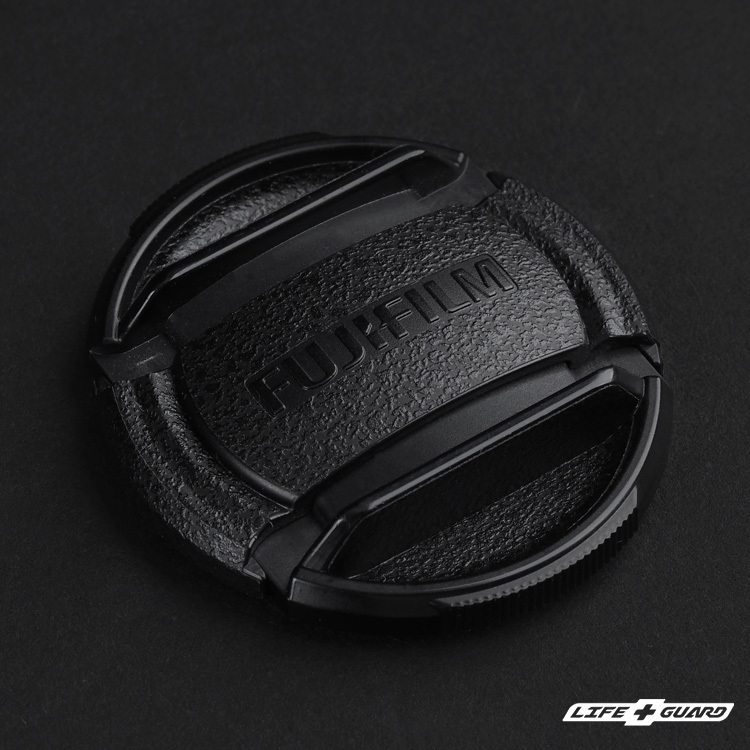 FUJIFILM XF 27mm F2.8 鏡頭蓋貼膜展示圖，LIFE+GUARD 黑色砂紋風格