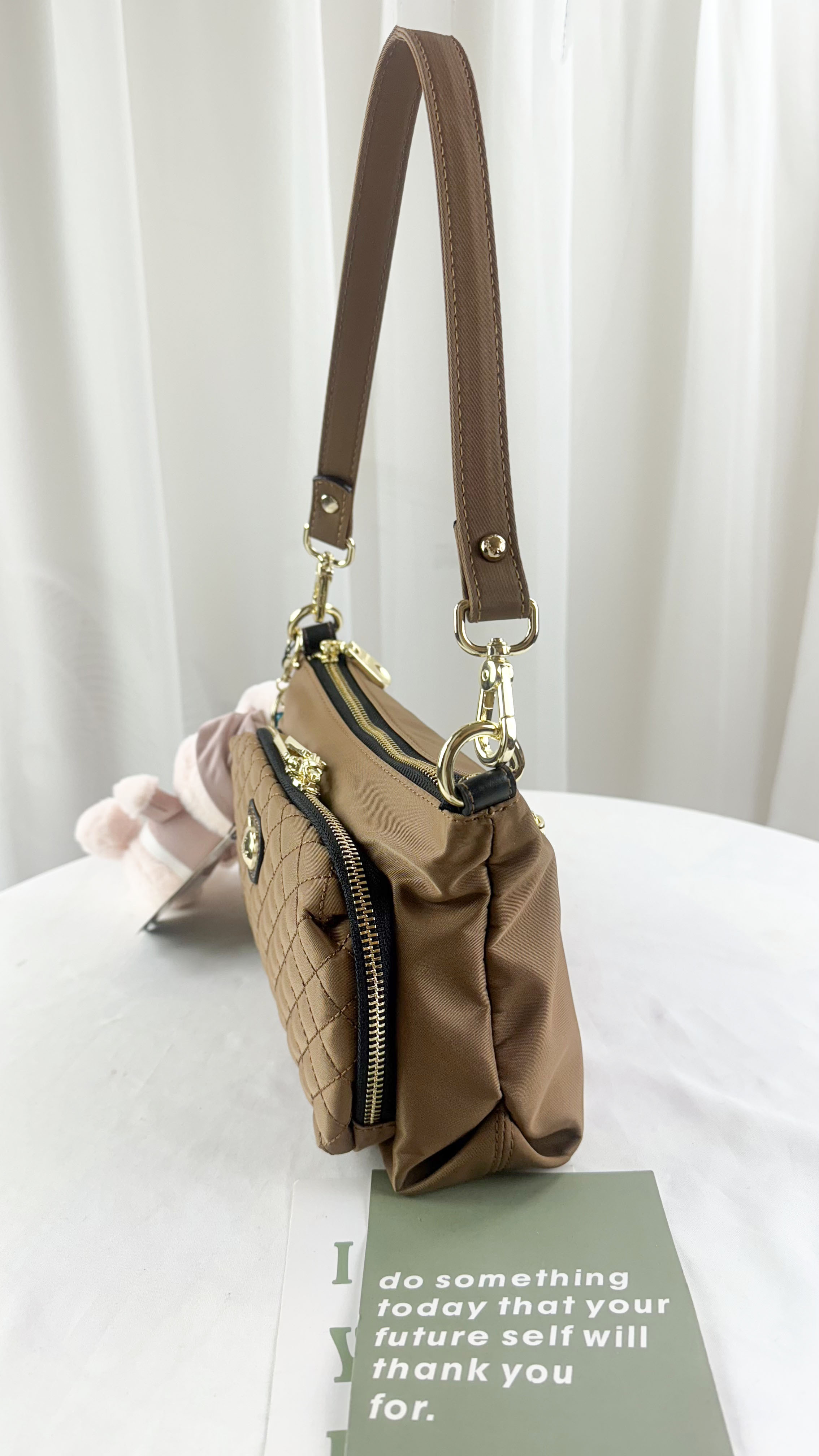 GOODS 棕色菱格紋防潑水肩背包 / 側背包 附小熊吊飾 #2813