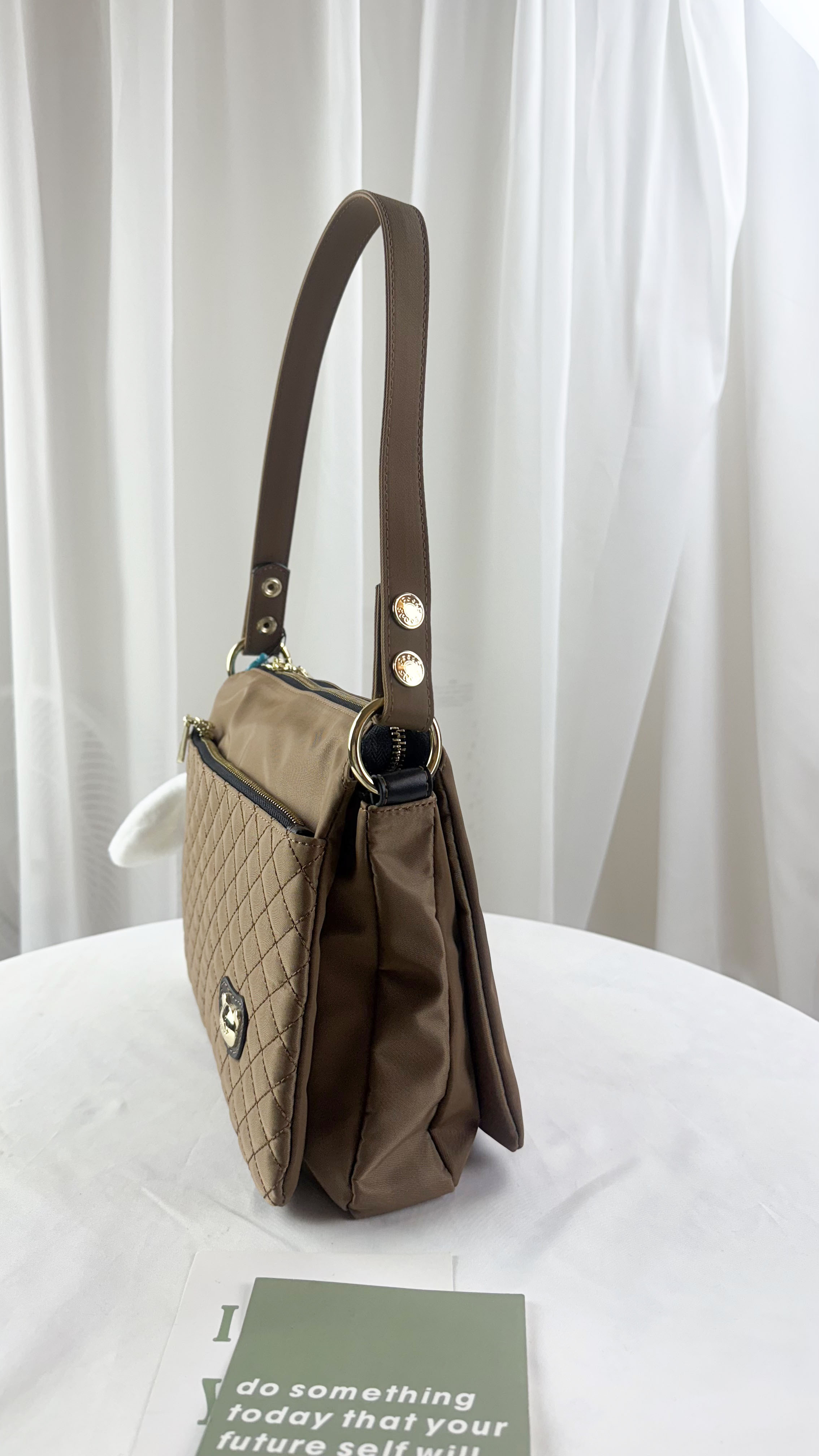 GOODS 棕色菱格紋防潑水側背包 附吊飾 #29259