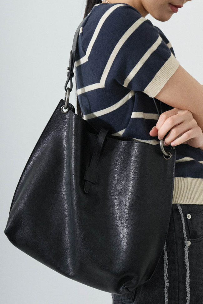 方型粗帶軟皮手袋（預購產品）