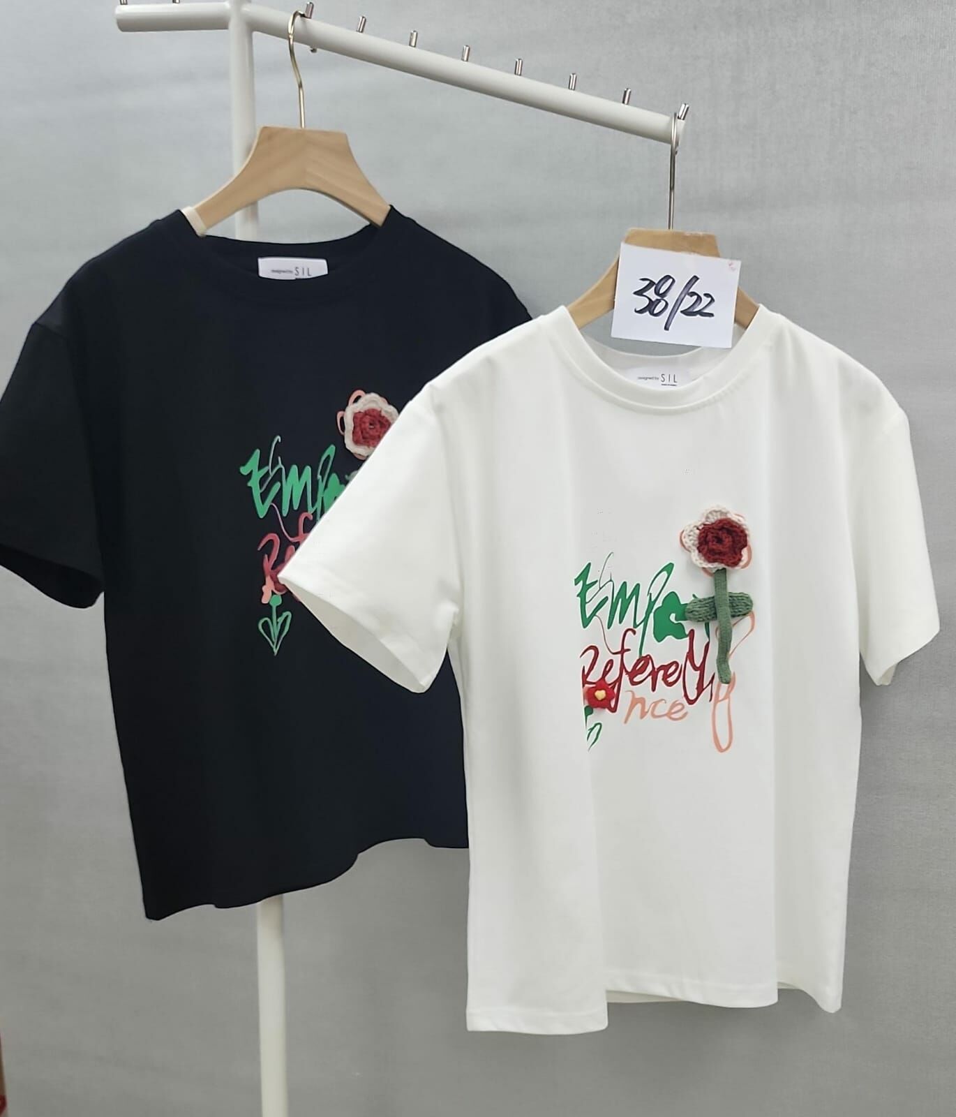 CD1402  立體花字母tee 胸38  長22