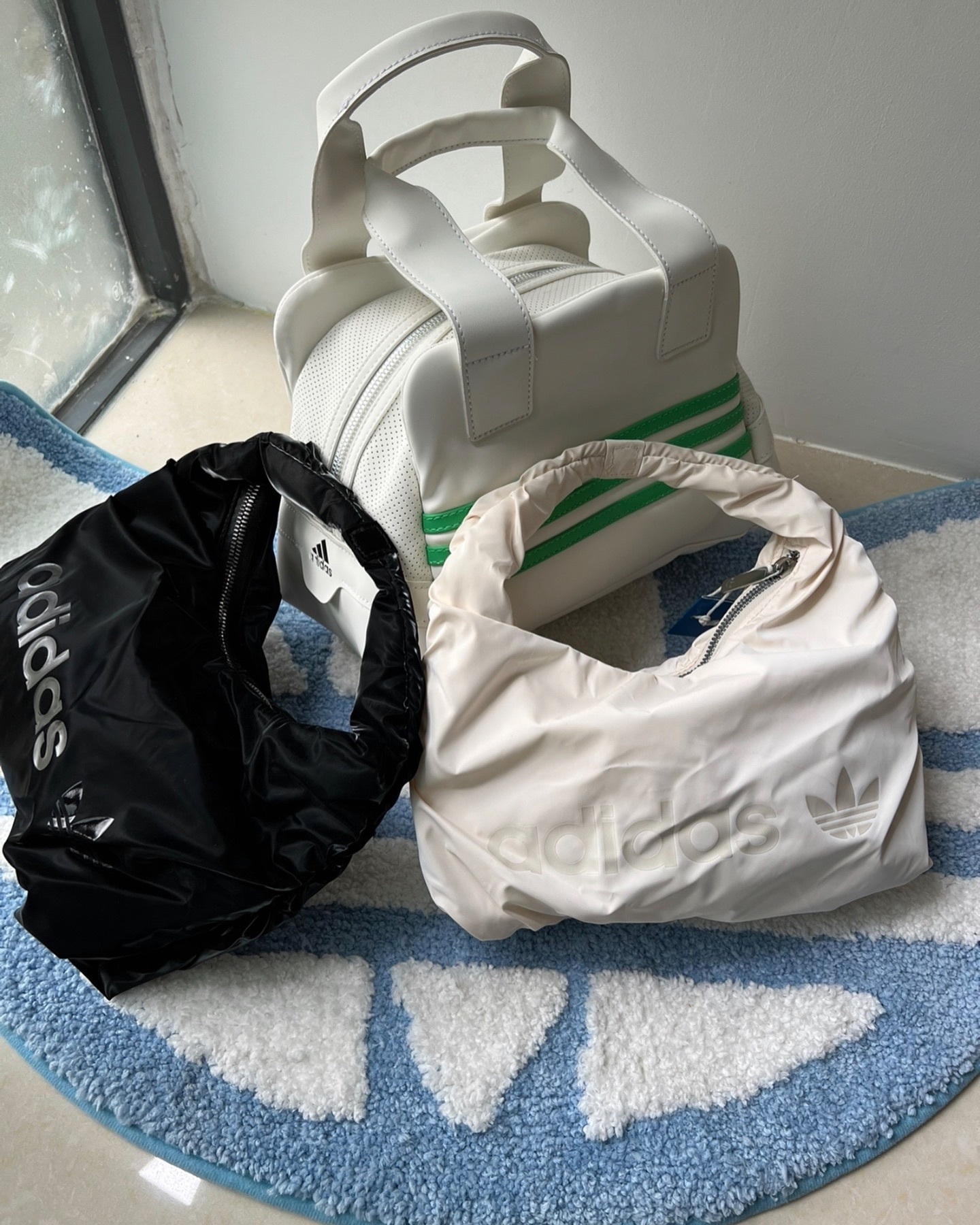 ADIDAS ORIGINALS BAG 雲朵包 斜背包 2.25 公升（100% PU 膠膜）