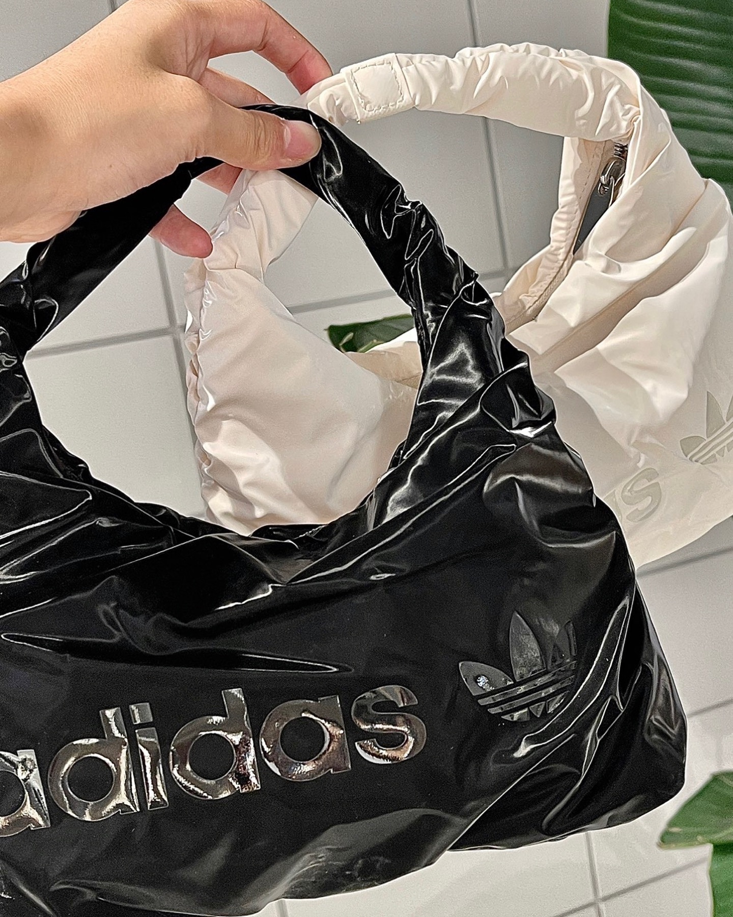 ADIDAS ORIGINALS BAG 雲朵包 斜背包 2.25 公升（100% PU 膠膜）