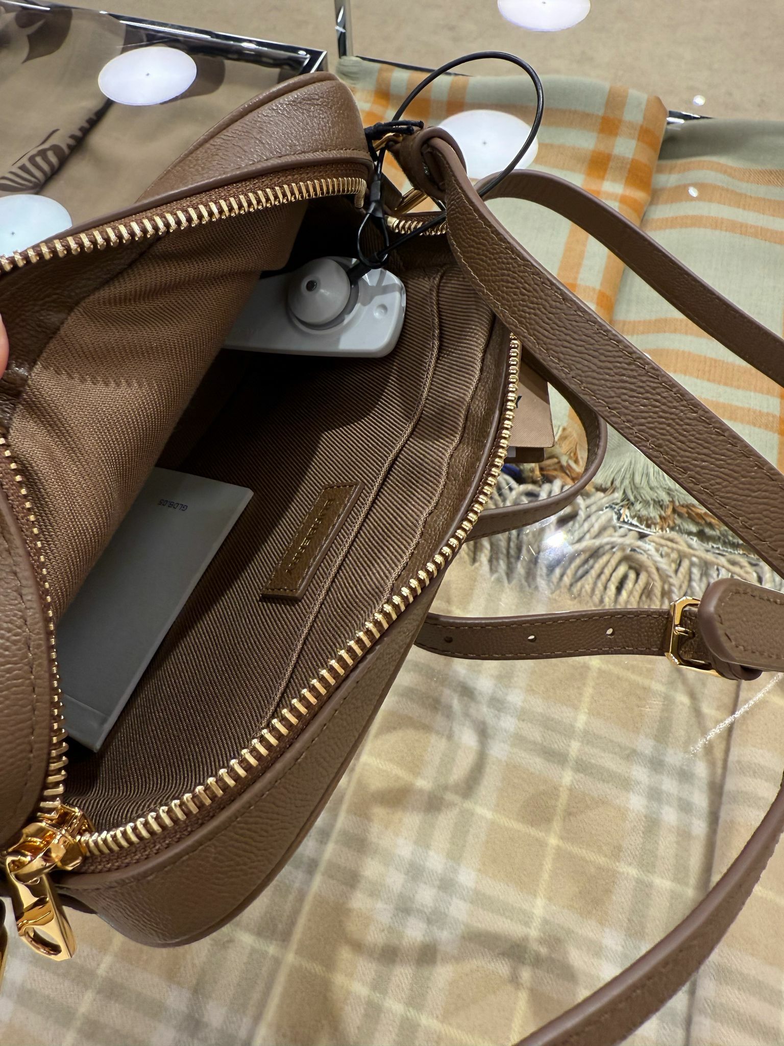 【現貨】Q032618 Burberry 棕色方形斜孭袋