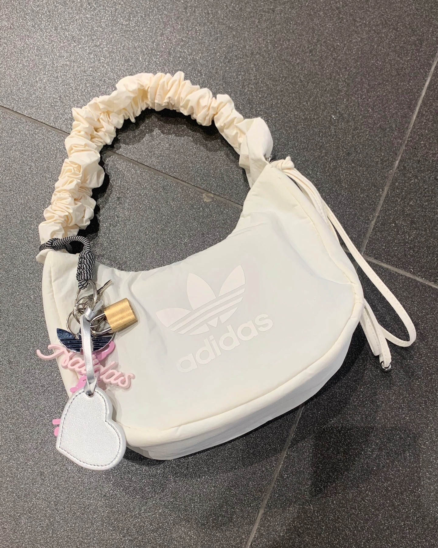 Adidas Originals Bag 皺摺提手雲朵包 單肩包 腋下包 奶油白