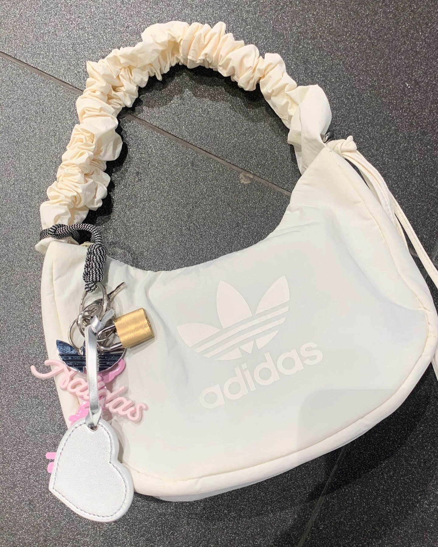 Adidas Originals Bag 皺摺提手雲朵包 單肩包 腋下包 奶油白
