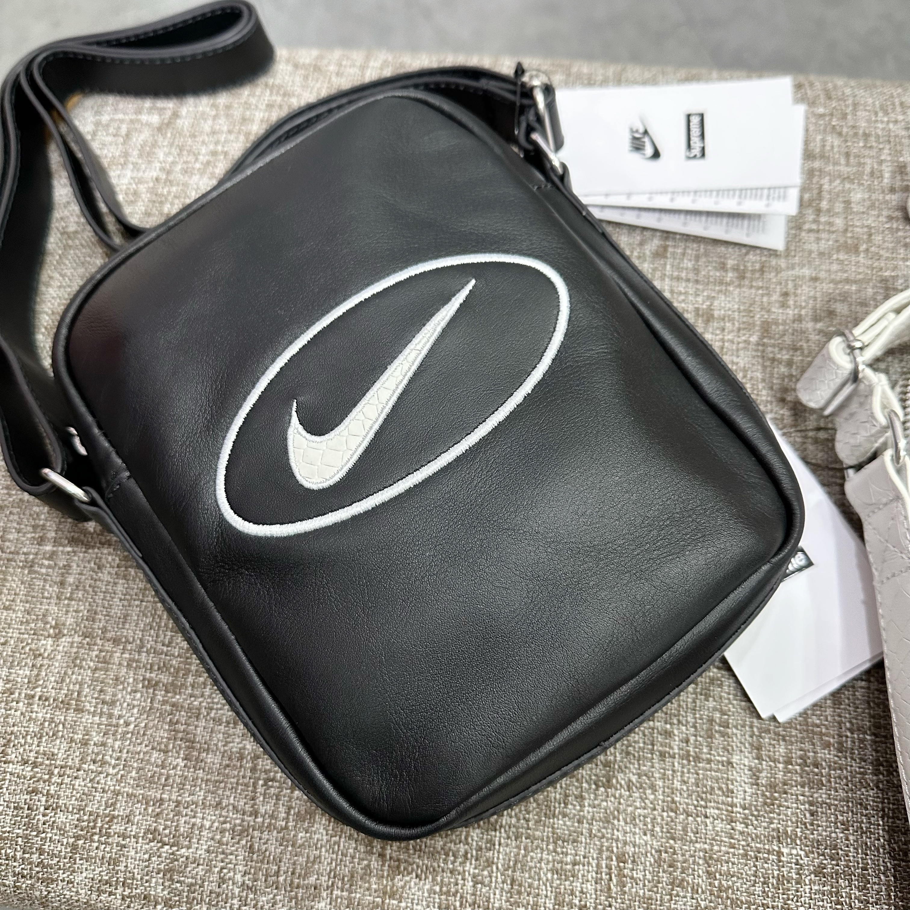 SUPREME®/NIKE® LEATHER SHOULDER BAG SUPREME®/NIKE® LEATHER SHOULDER BAG
